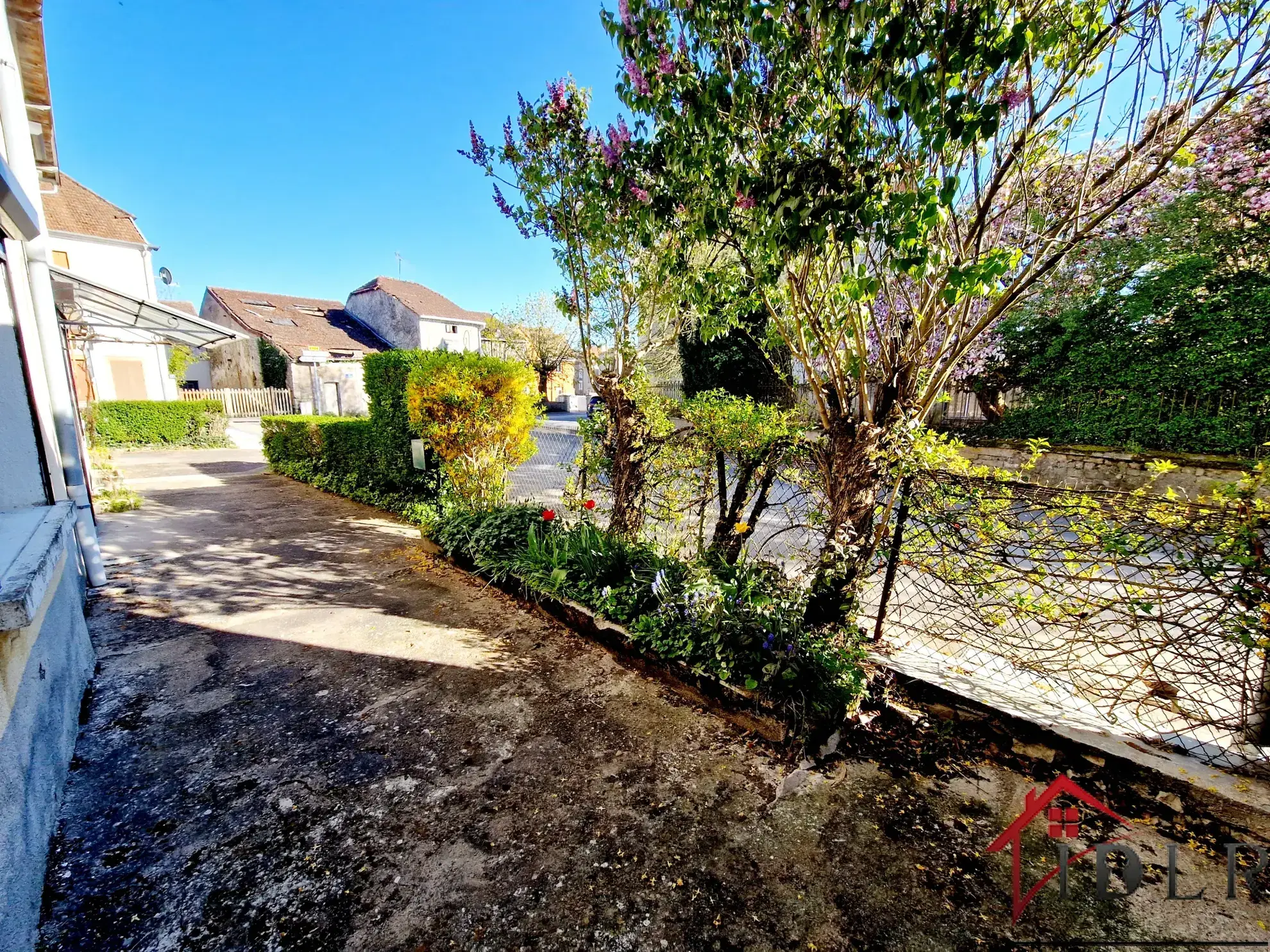 À vendre maison de village à Melay, 85 m², potentiel commercial et résidentiel 