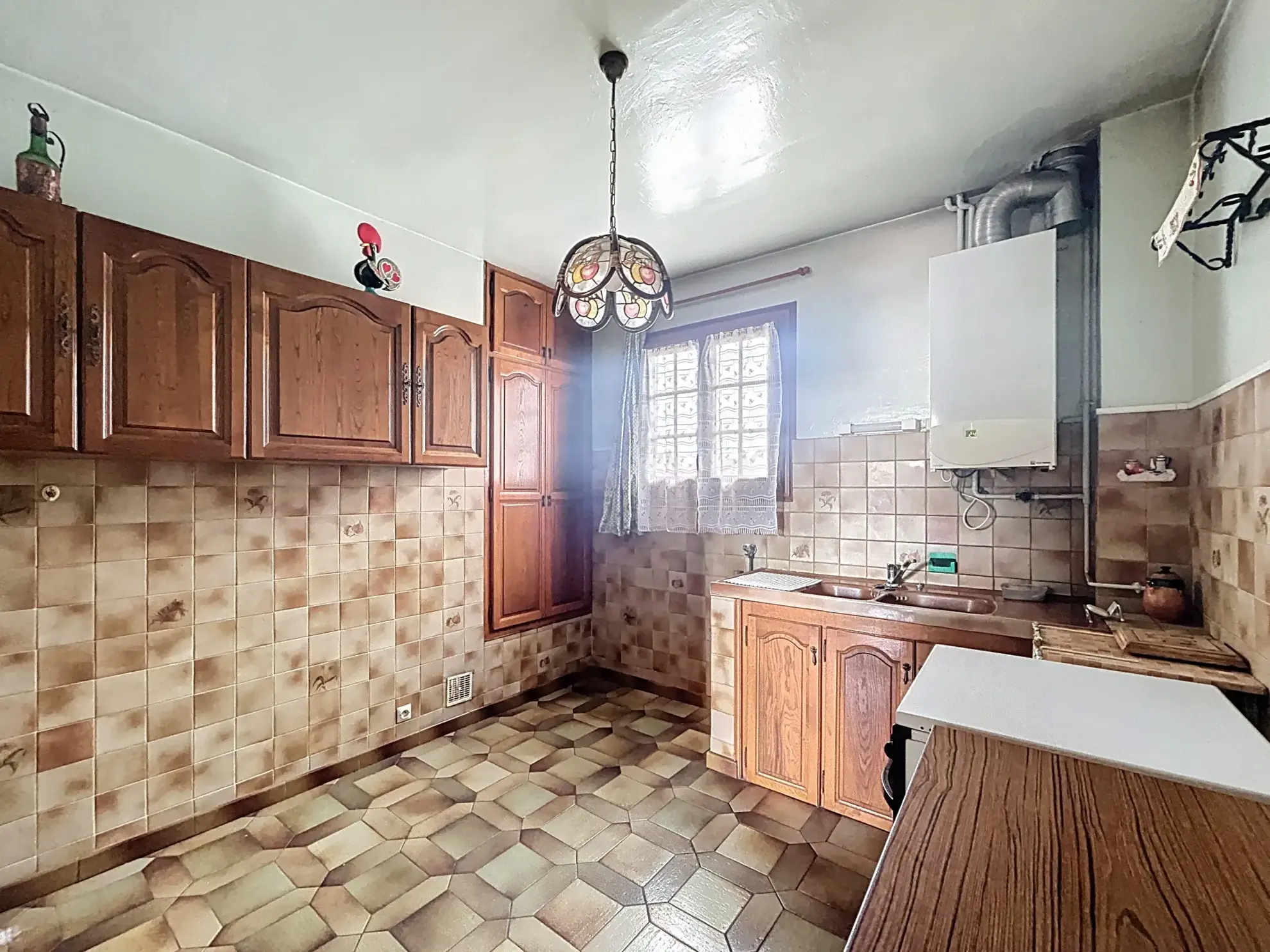 Appartement à rénover près de la gare à Melun - 2 chambres, balcon, parking 