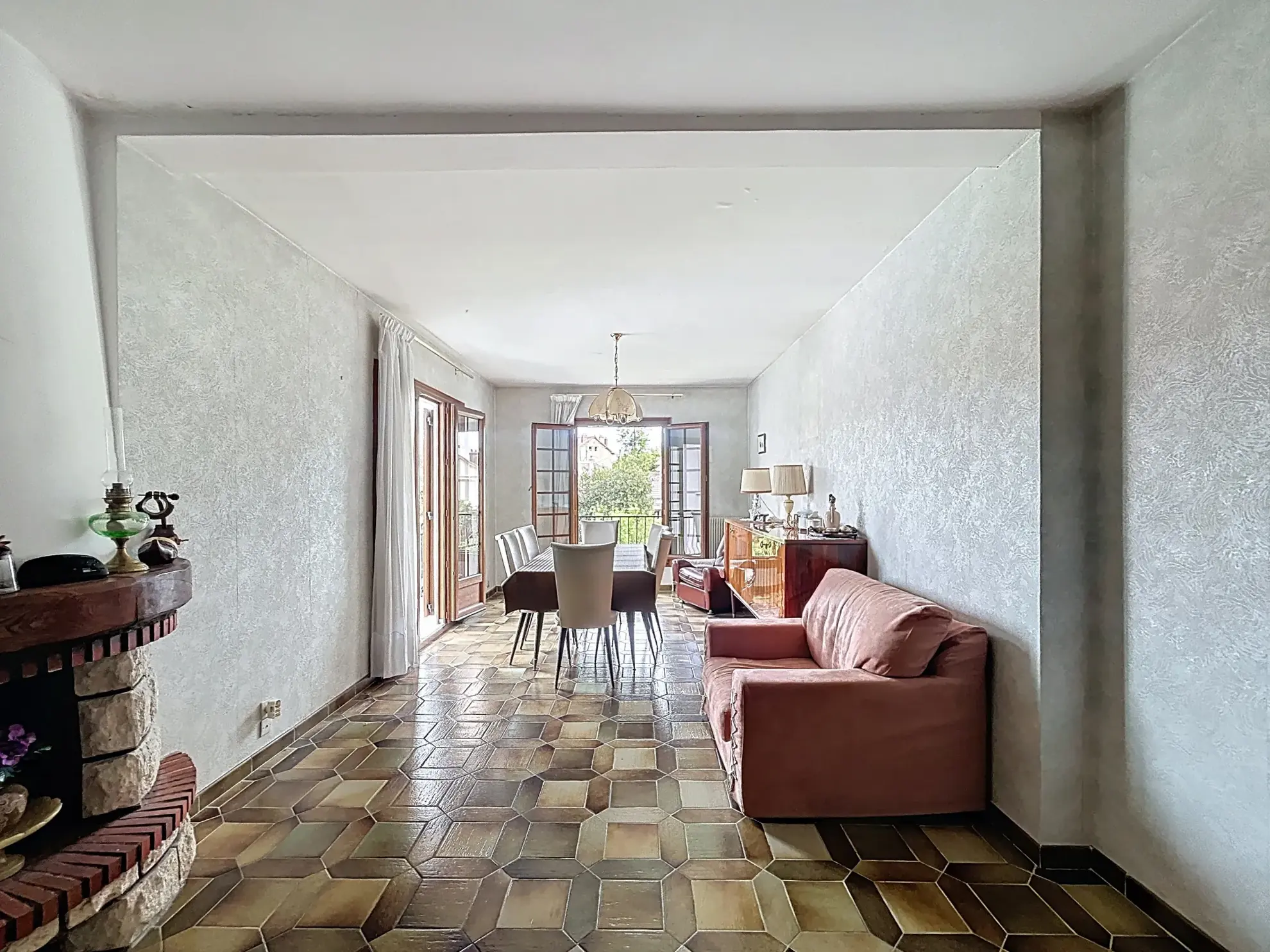 Appartement à rénover près de la gare à Melun - 2 chambres, balcon, parking 