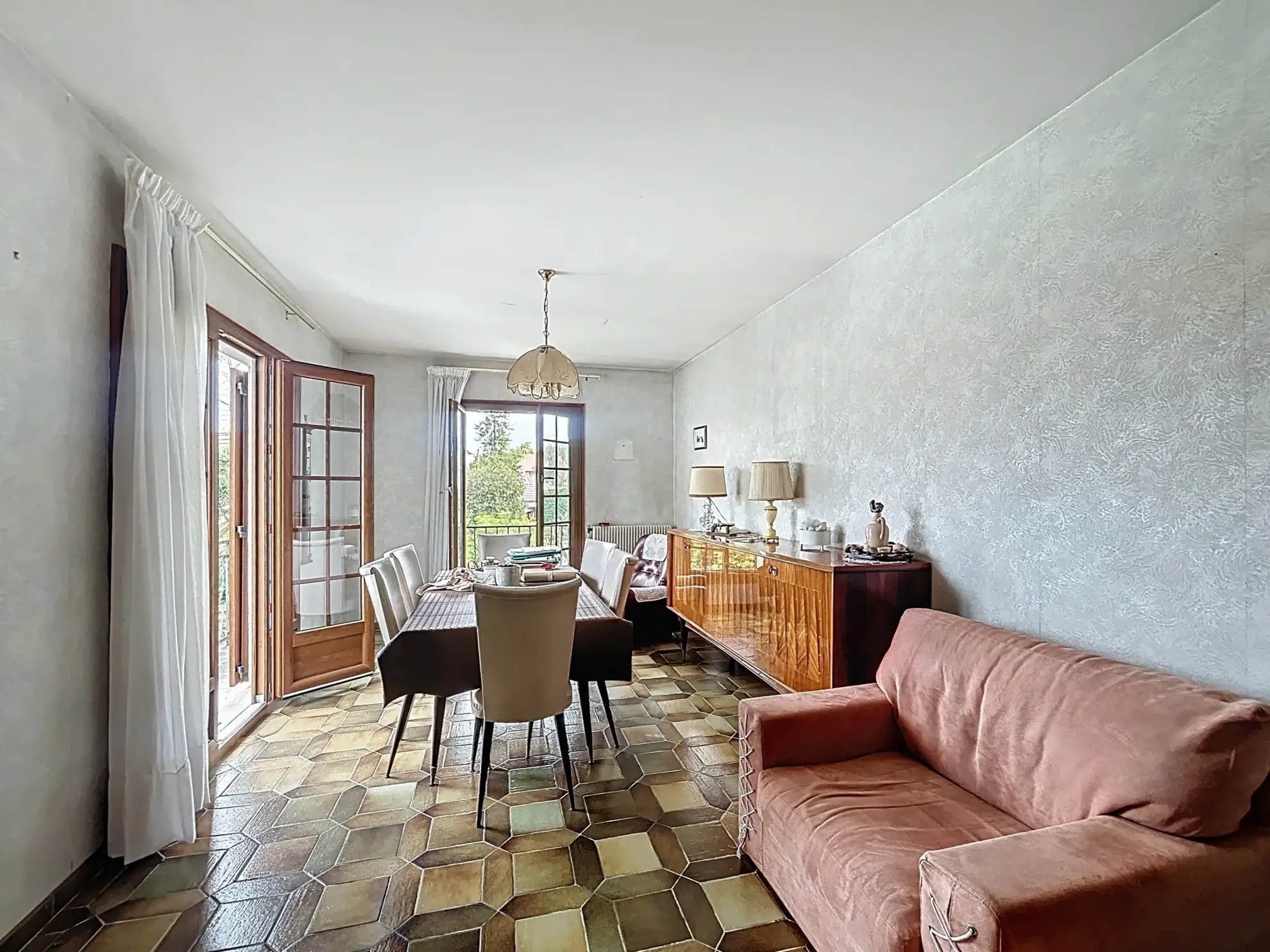 Appartement à rénover près de la gare à Melun - 2 chambres, balcon, parking 