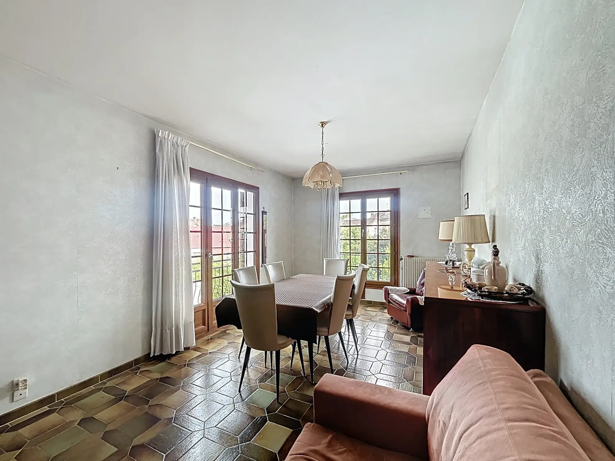 Appartement à rénover près de la gare à Melun - 2 chambres, balcon, parking 