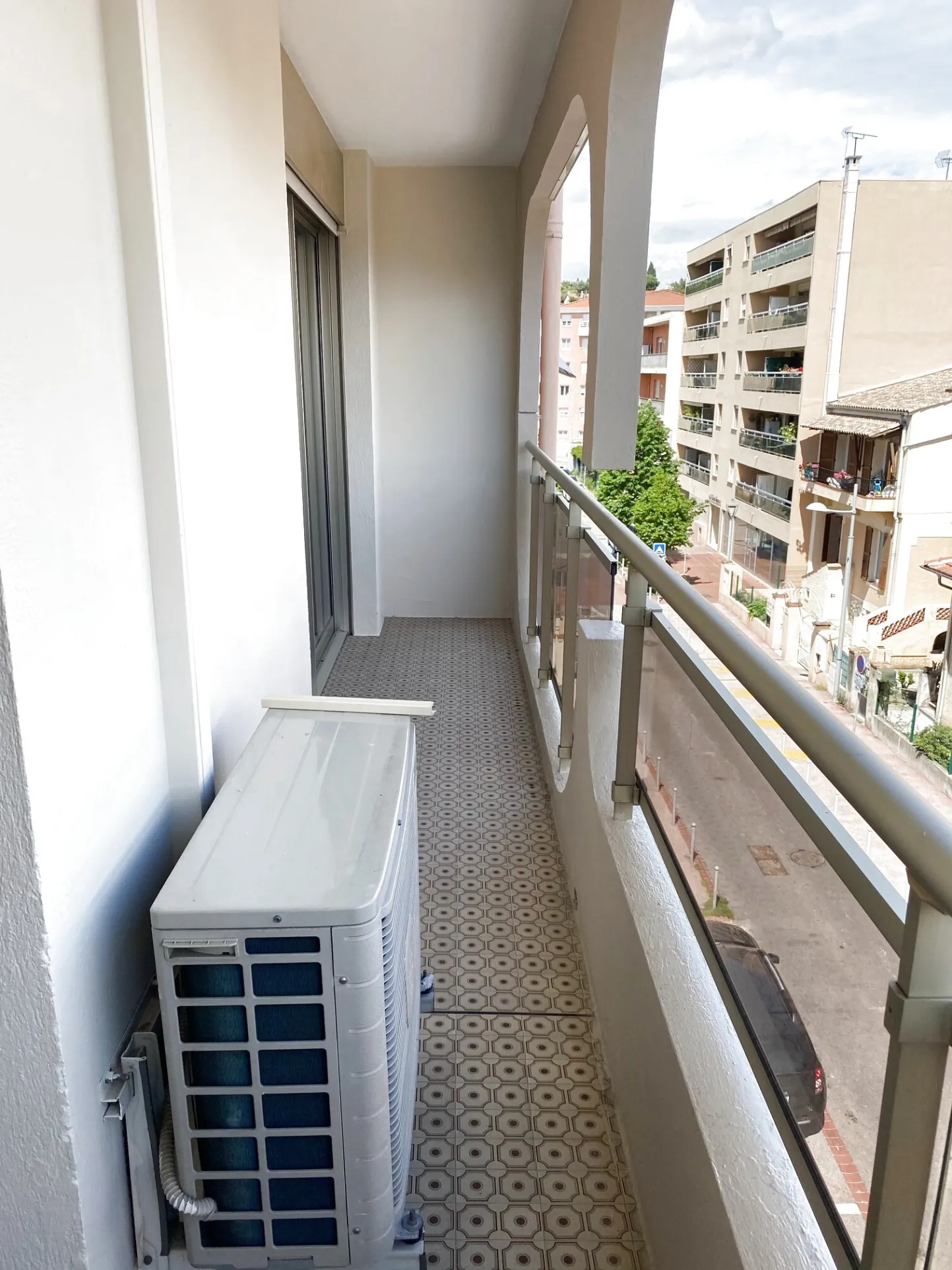 Vente d'un vaste studio sécurisé et loué à Cagnes-sur-Mer - Investissement idéal 