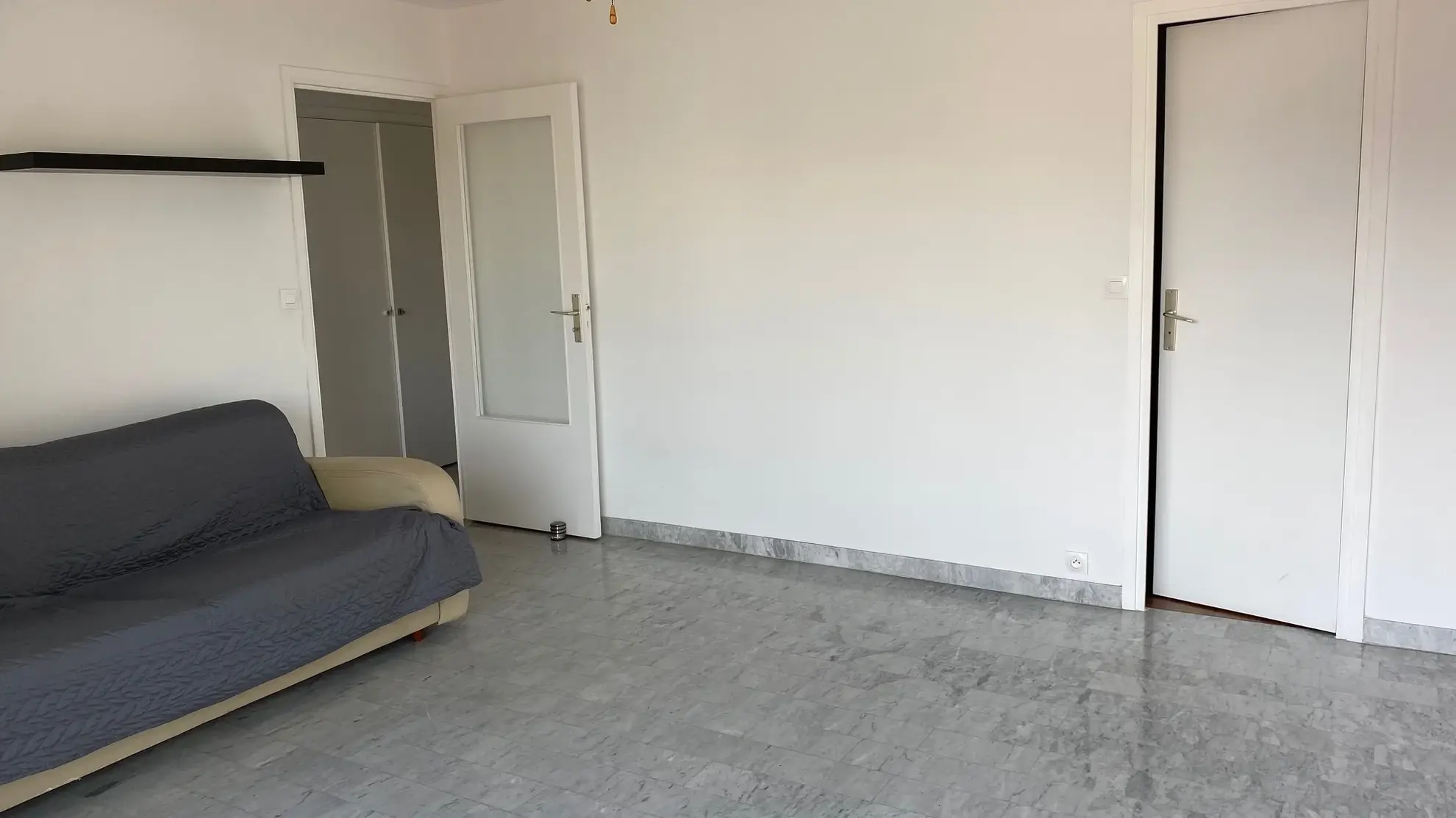 Studio à Cagnes-sur-Mer proche gare, en parfait état, loué, avec balcon et cave 