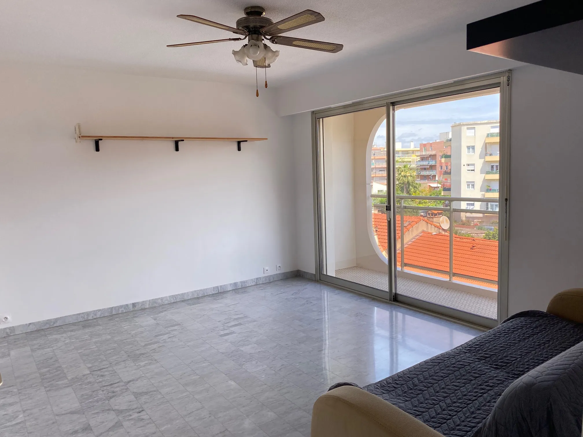 Studio à Cagnes-sur-Mer proche gare, en parfait état, loué, avec balcon et cave