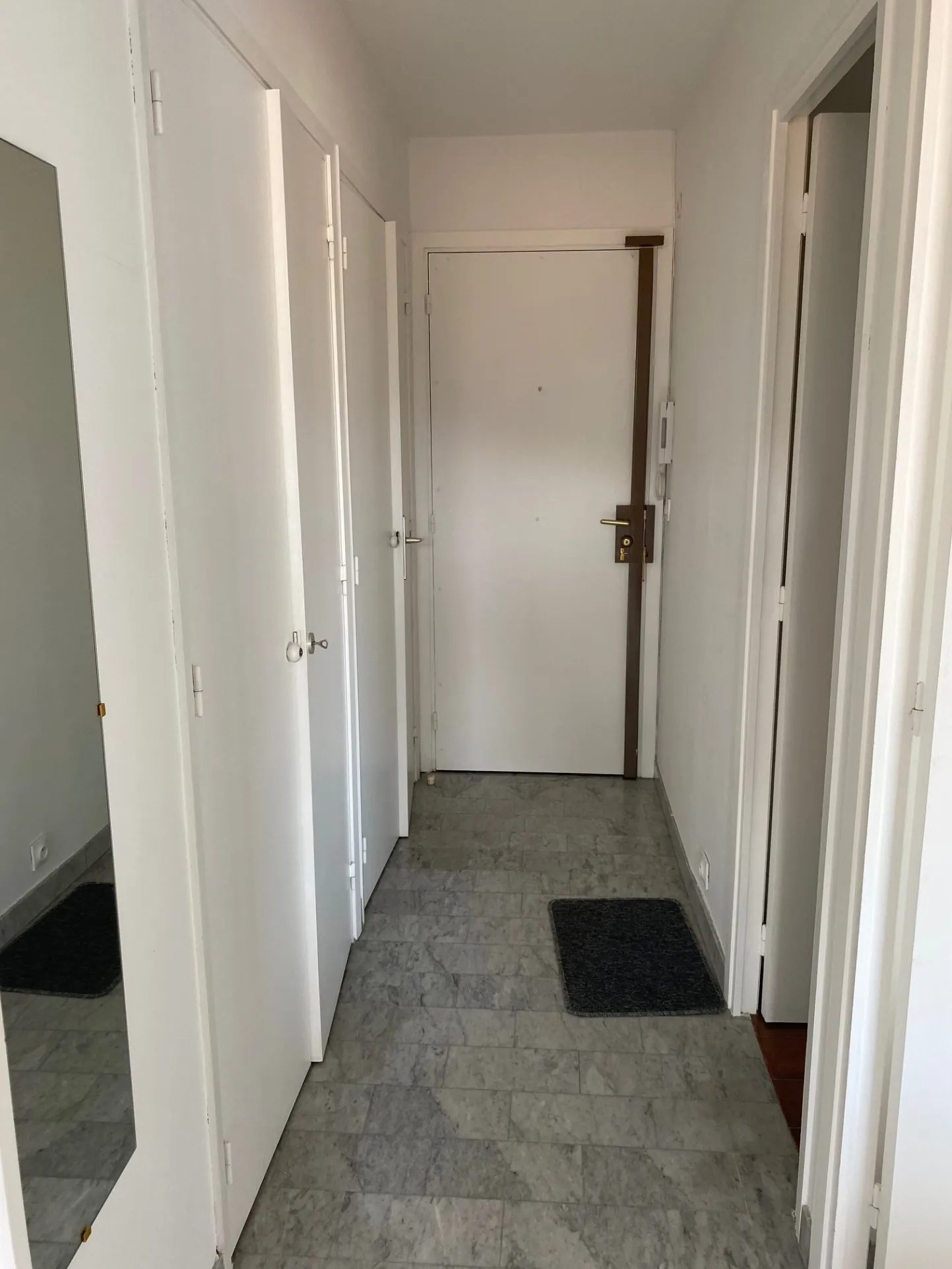 Studio à Cagnes-sur-Mer proche gare, en parfait état, loué, avec balcon et cave 