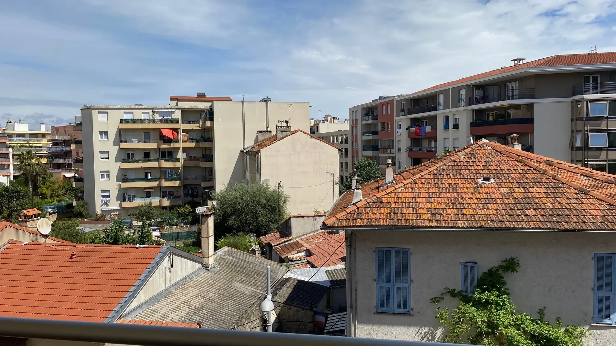 Studio à Cagnes-sur-Mer proche gare, en parfait état, loué, avec balcon et cave 