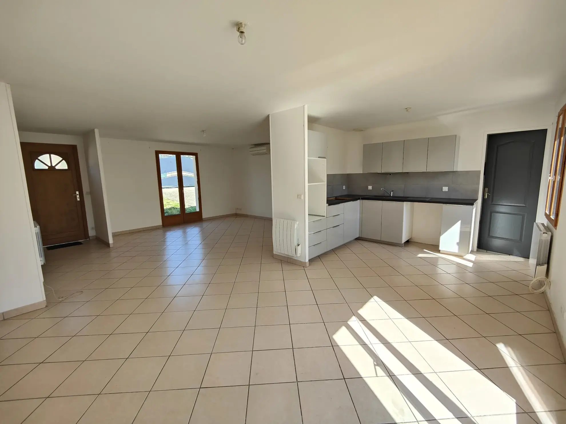 Maison avec grand jardin et potentiel à Laroche-Saint-Cydroine, 3 chambres, 95.6 m² 