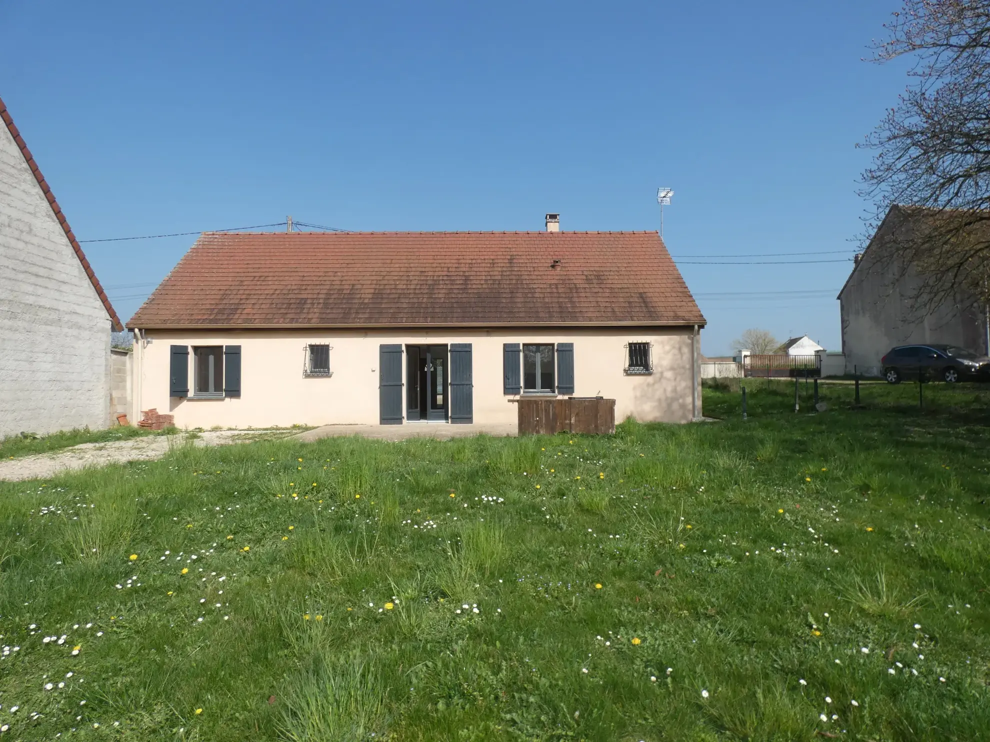 Maison avec grand jardin et potentiel à Laroche-Saint-Cydroine, 3 chambres, 95.6 m² 