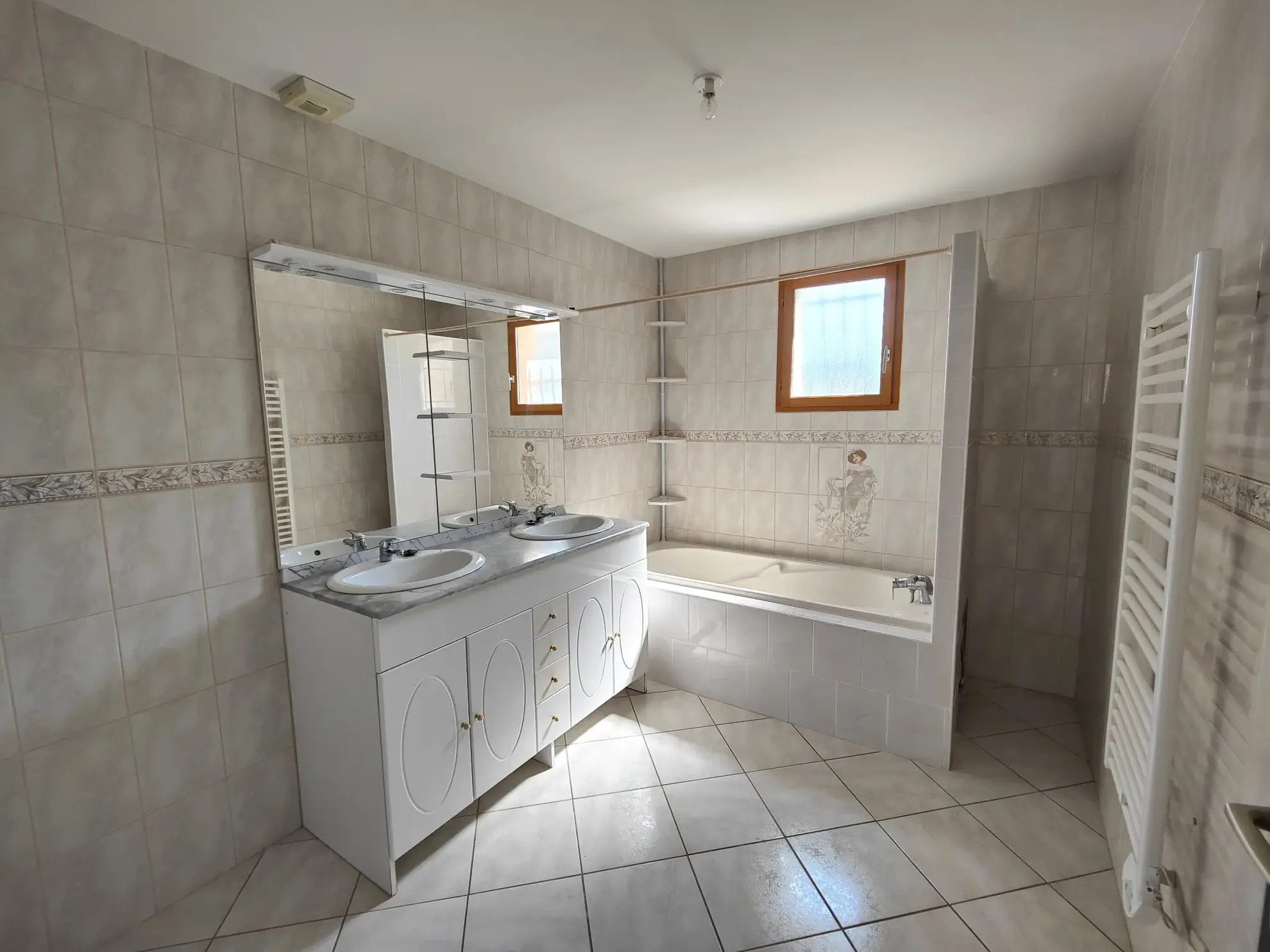 Maison avec grand jardin et potentiel à Laroche-Saint-Cydroine, 3 chambres, 95.6 m² 