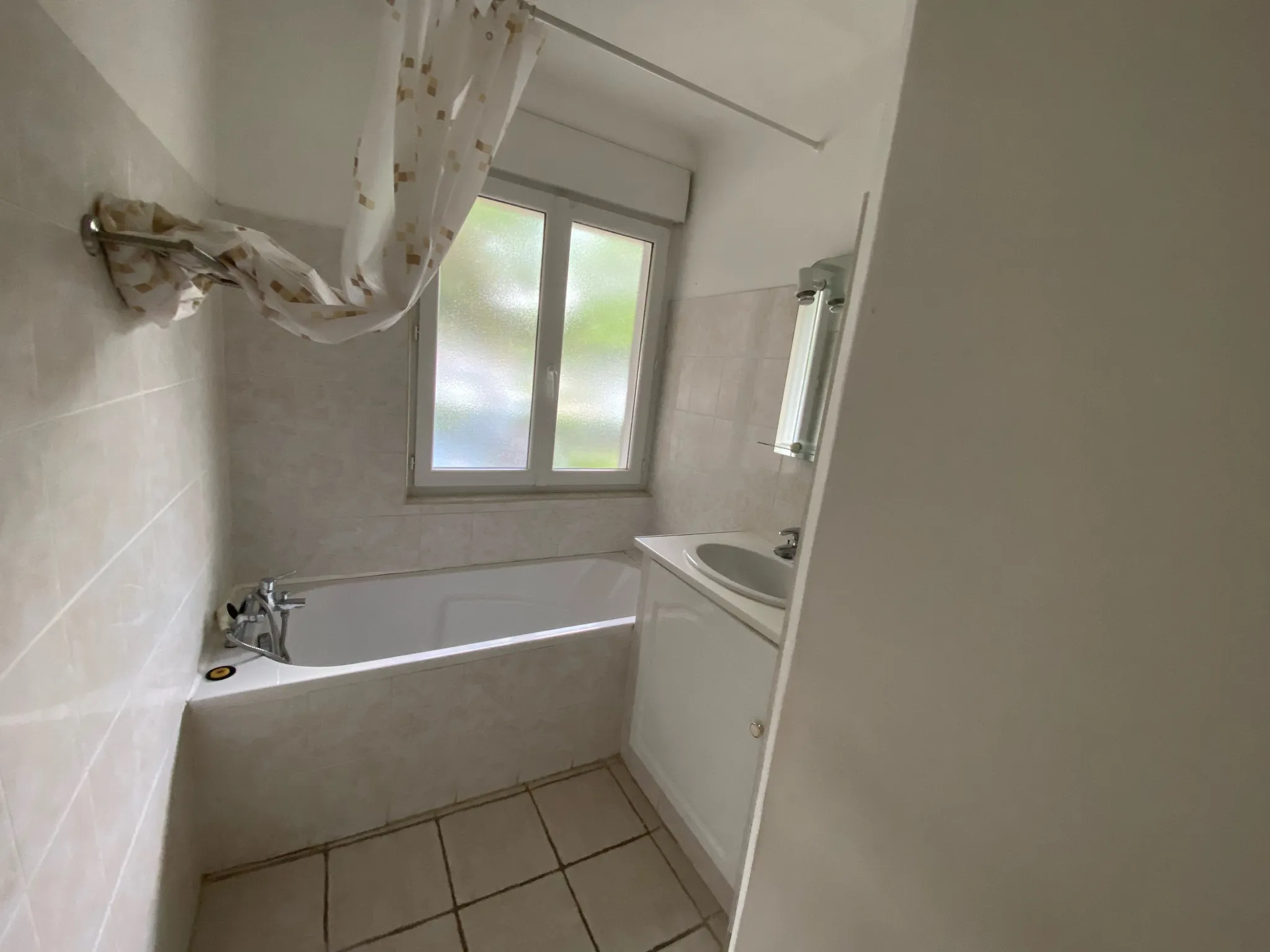 Appartement T3 de 51 m² à Montélimar, proche du centre-ville et des cinémas 