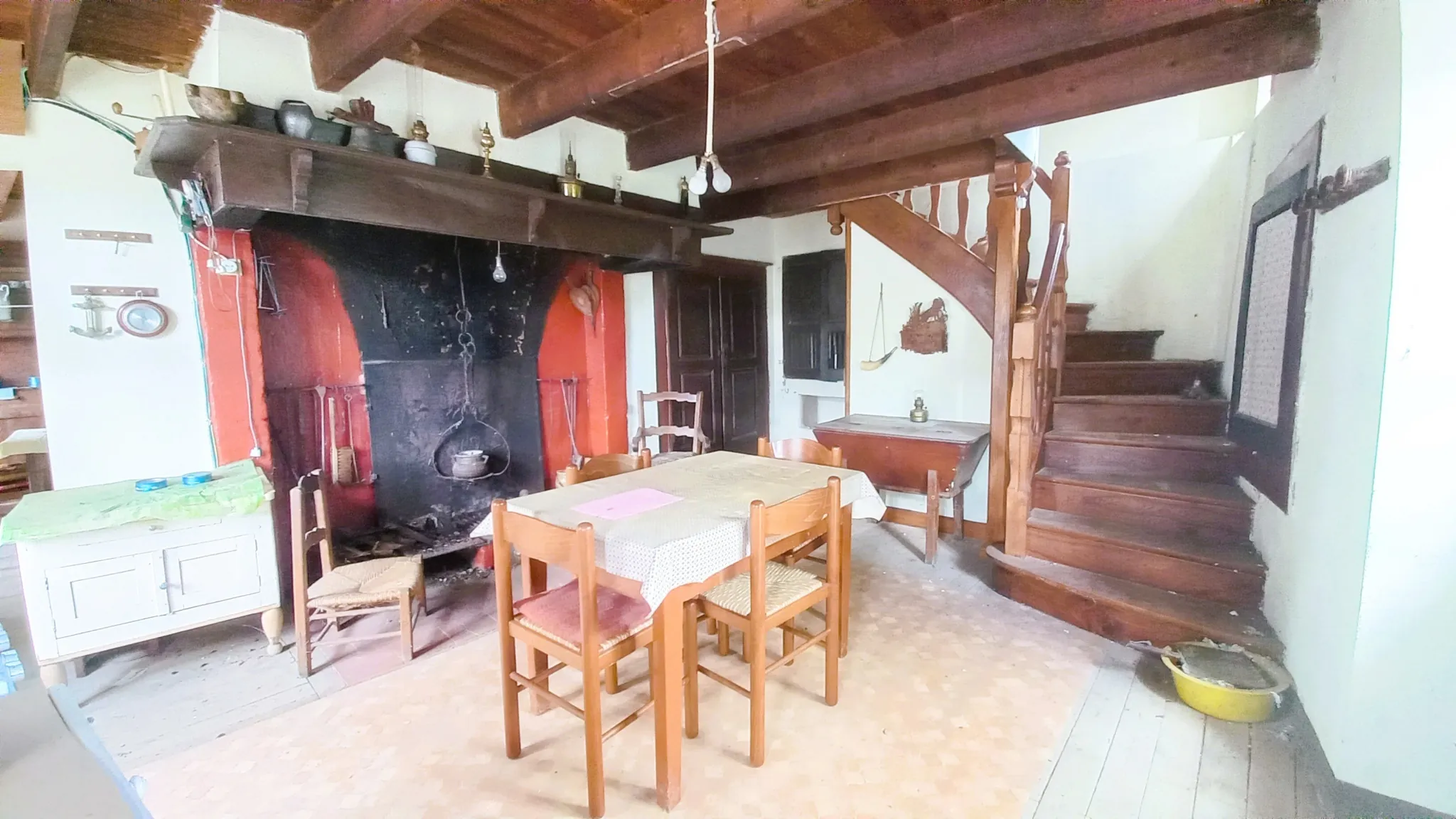 Maison à rénover avec terrasse, jardin et caves à Saint Laurent de Lévezou