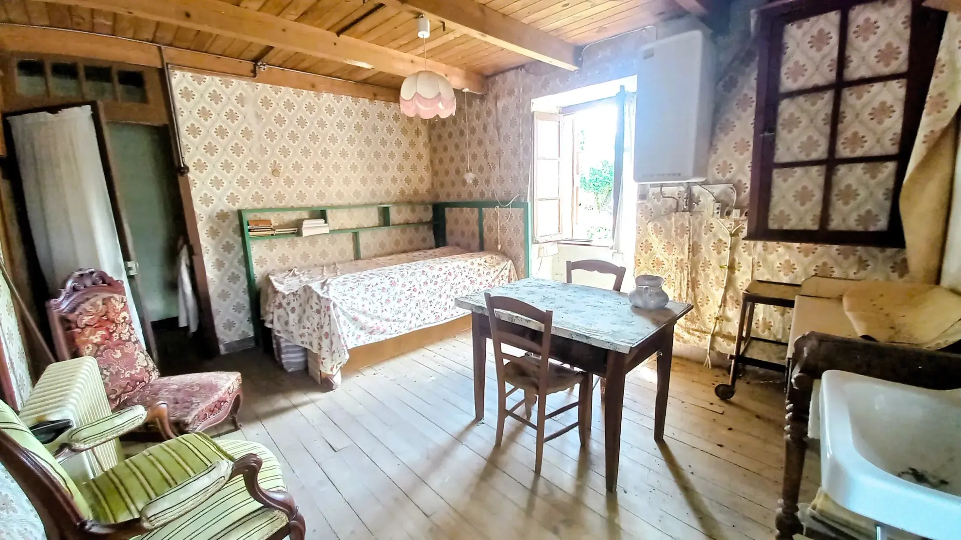 Maison à rénover avec terrasse, jardin et caves à Saint Laurent de Lévezou 