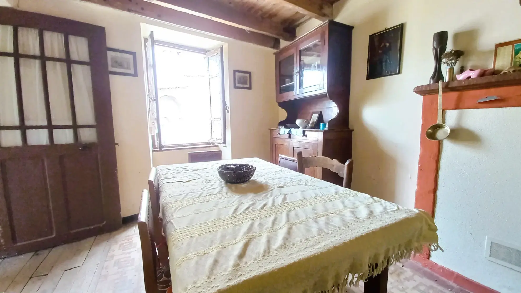 Maison à rénover avec terrasse, jardin et caves à Saint Laurent de Lévezou 