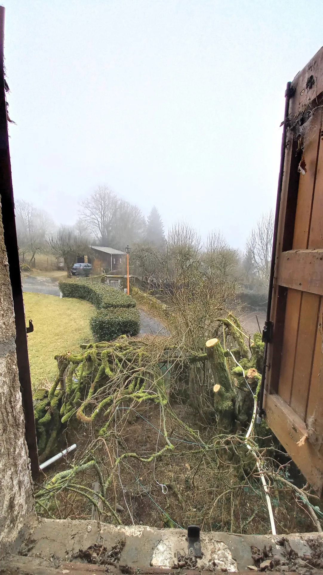 Maison à rénover avec terrasse, jardin et caves à Saint Laurent de Lévezou 