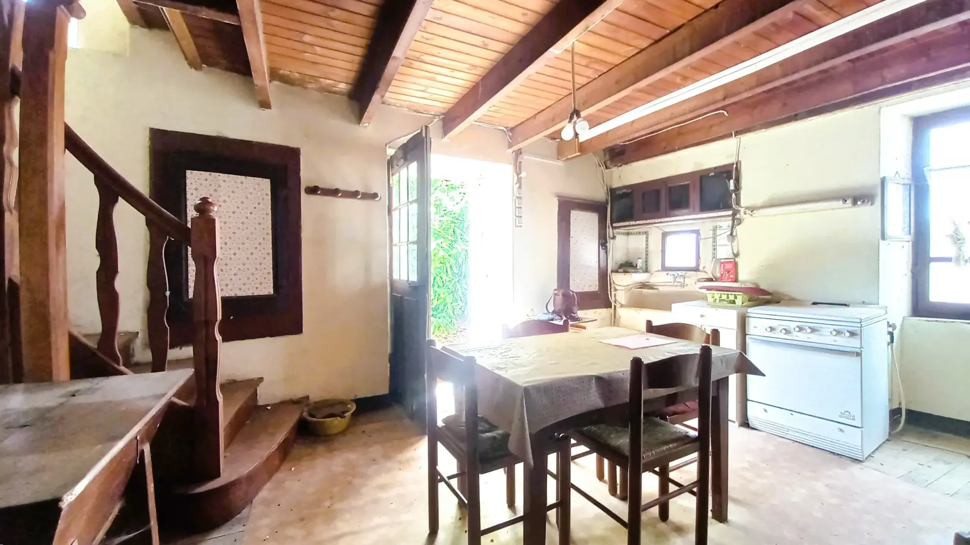 Maison à rénover avec terrasse, jardin et caves à Saint Laurent de Lévezou 