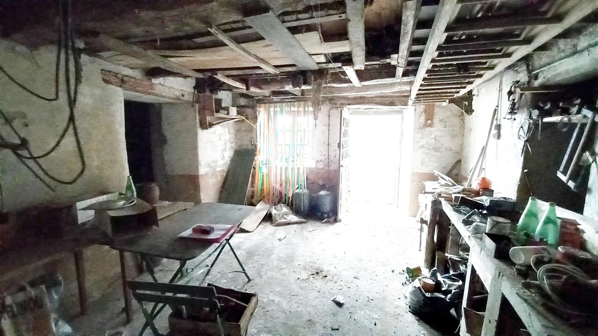 Maison à rénover avec terrasse, jardin et caves à Saint Laurent de Lévezou 