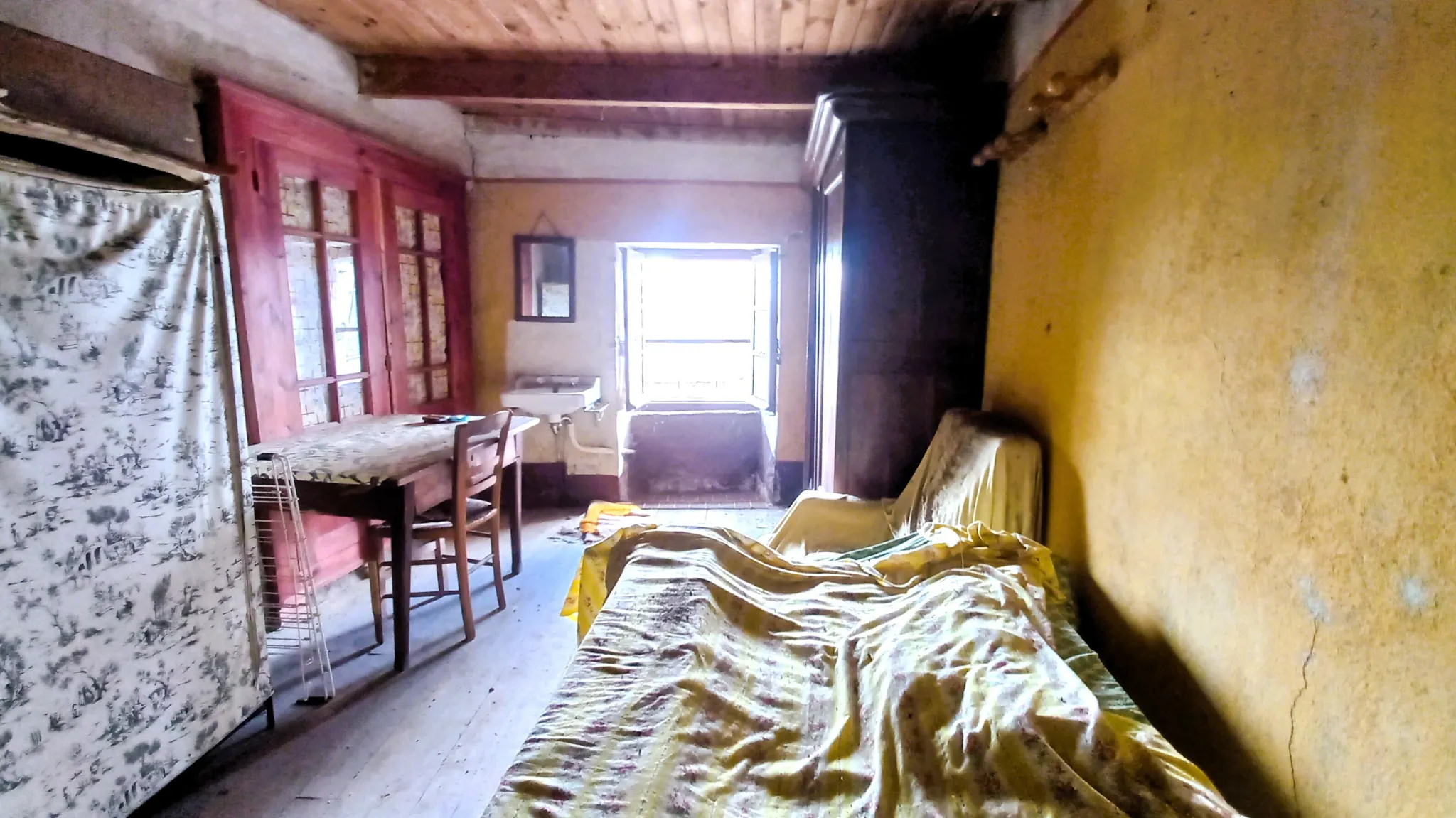 Maison à rénover avec terrasse, jardin et caves à Saint Laurent de Lévezou 