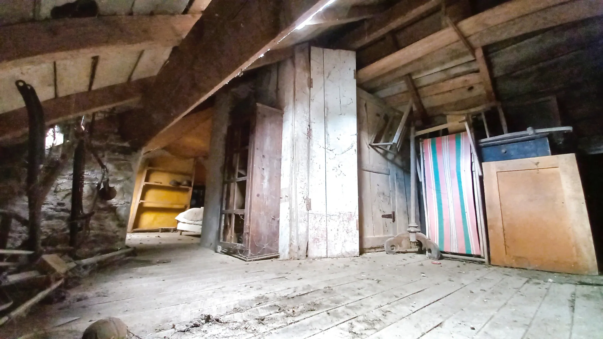 Maison à rénover avec terrasse, jardin et caves à Saint Laurent de Lévezou 