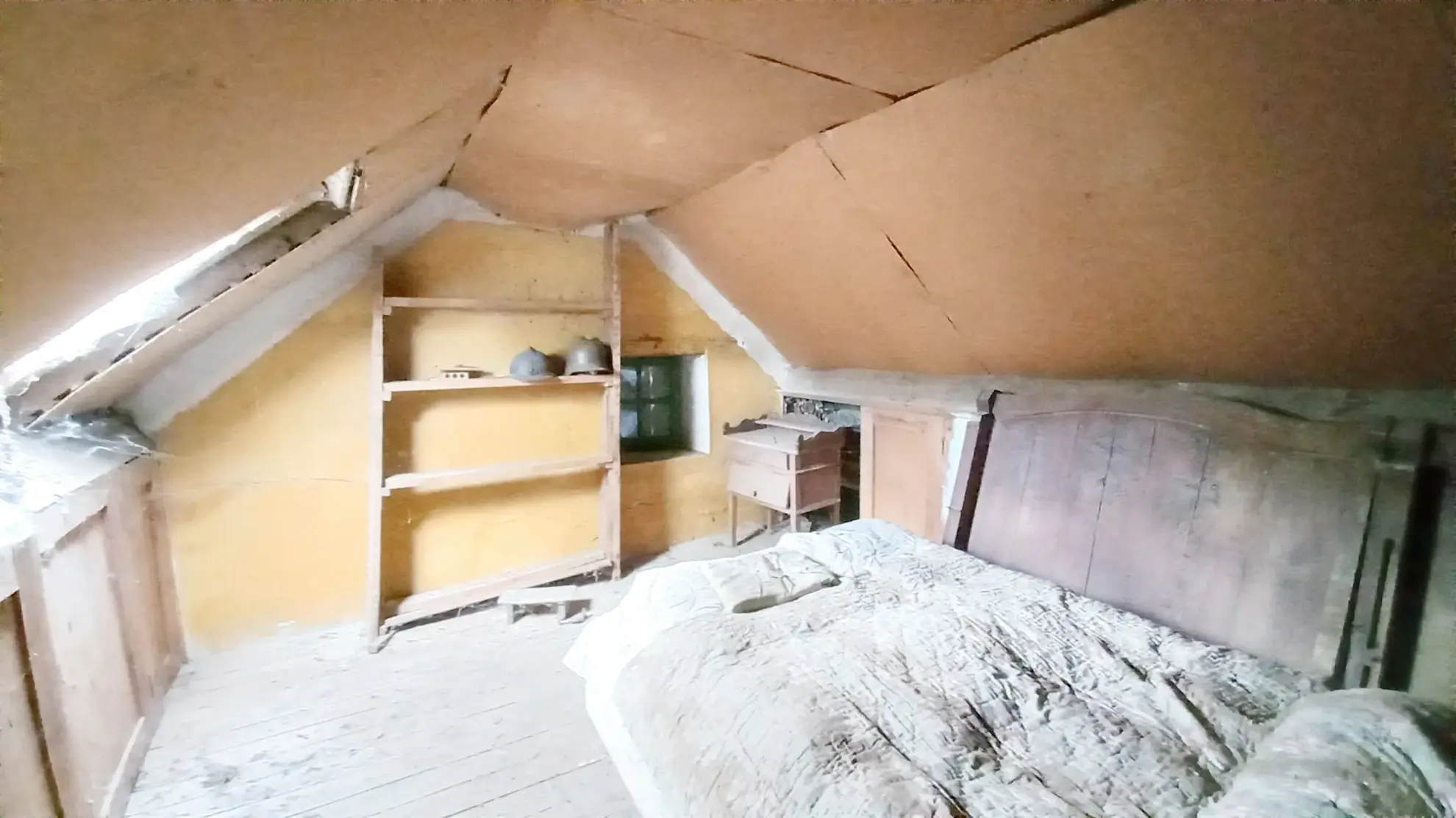 Maison à rénover avec terrasse, jardin et caves à Saint Laurent de Lévezou 