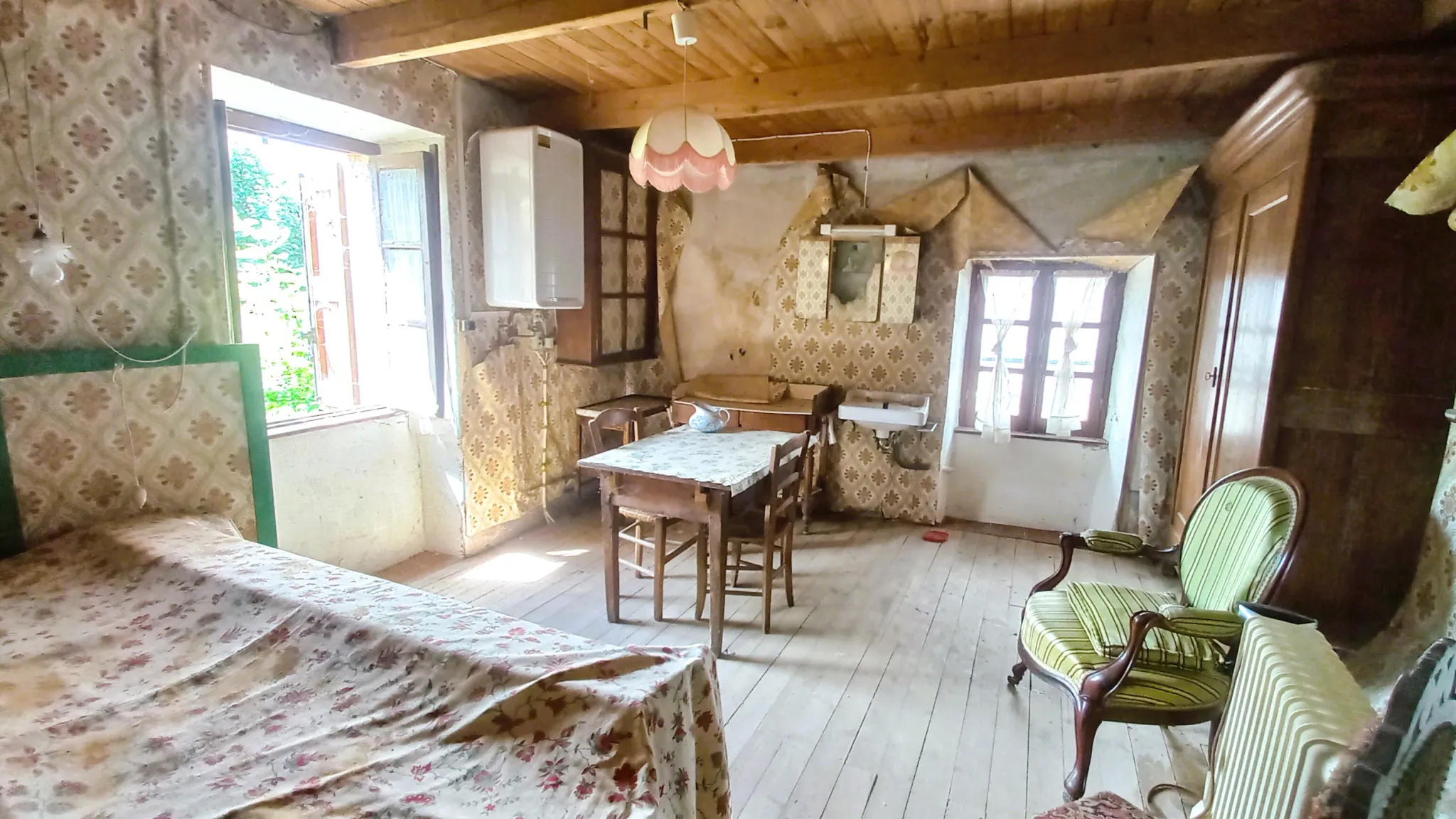 Maison à rénover avec terrasse, jardin et caves à Saint Laurent de Lévezou 