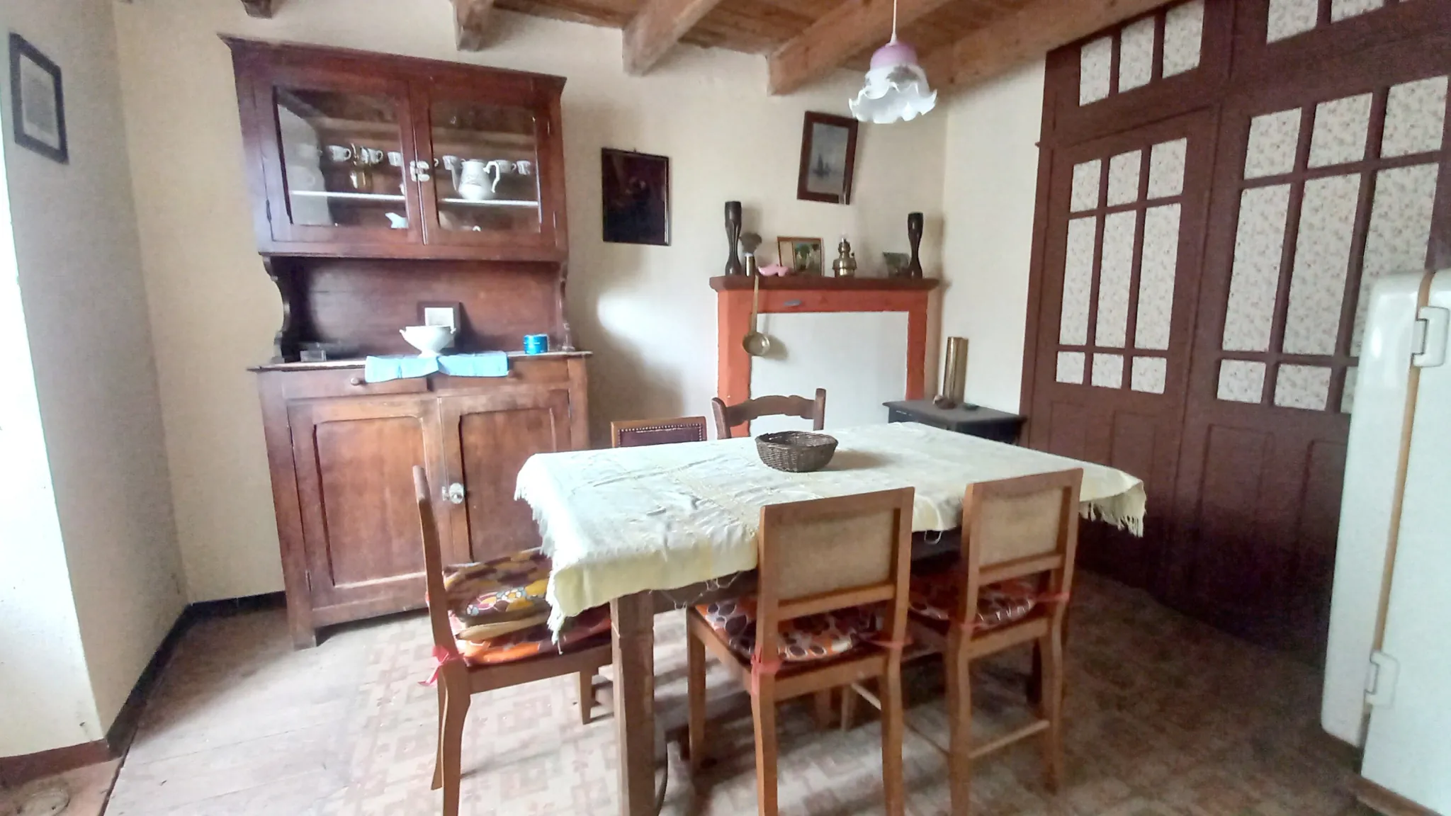 Maison à rénover avec terrasse, jardin et caves à Saint Laurent de Lévezou 
