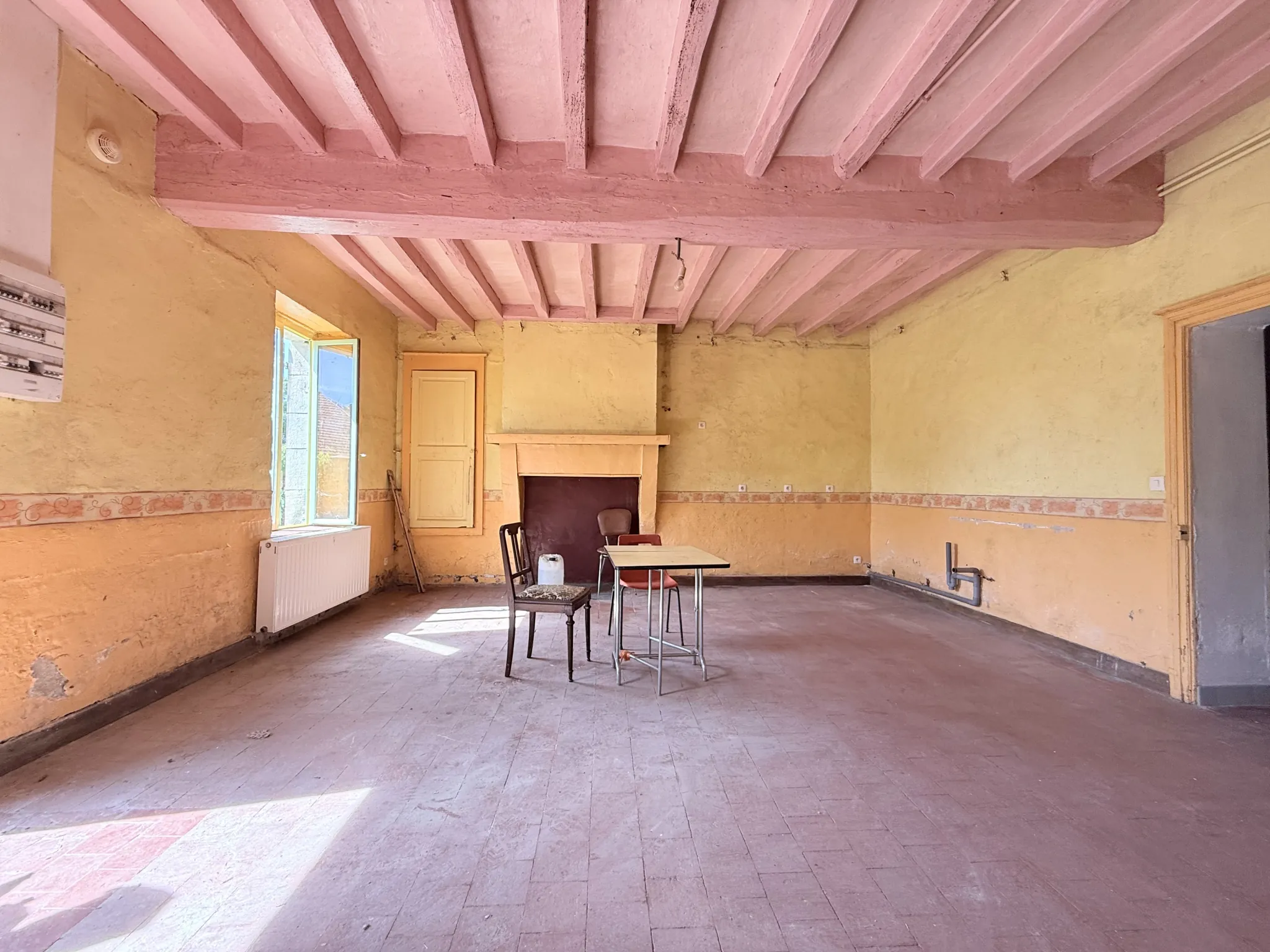 Ancien corps de ferme à rénover près de Vierzon, 166 m² habitables 