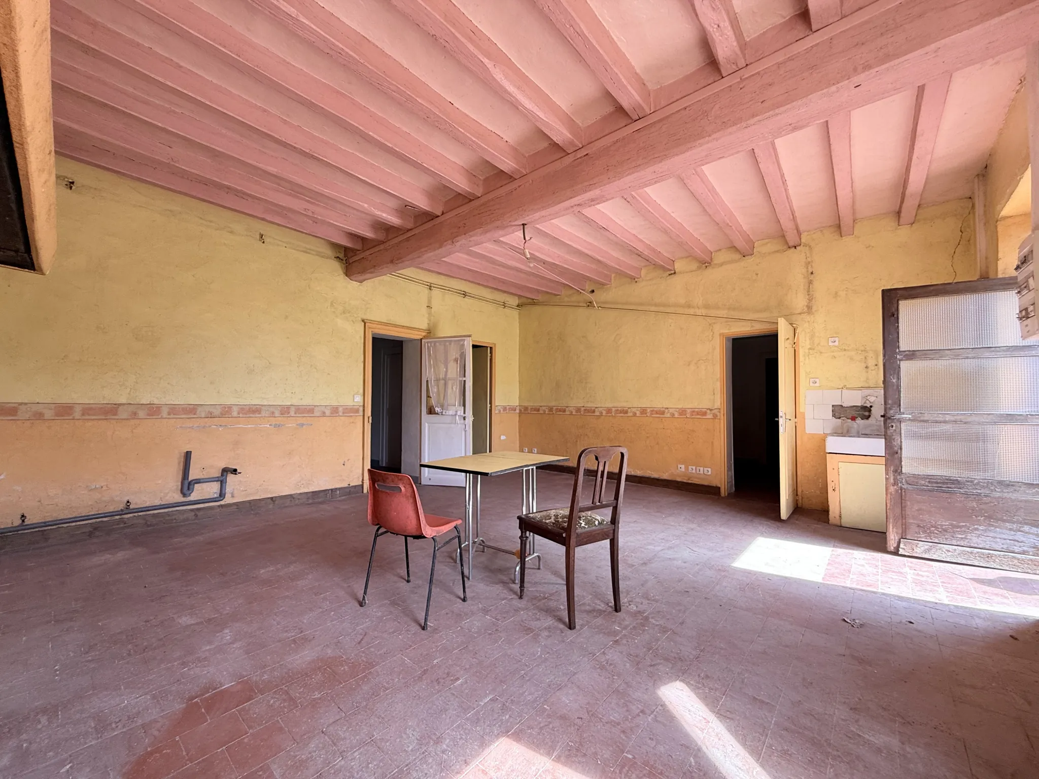Ancien corps de ferme à rénover près de Vierzon, 166 m² habitables 
