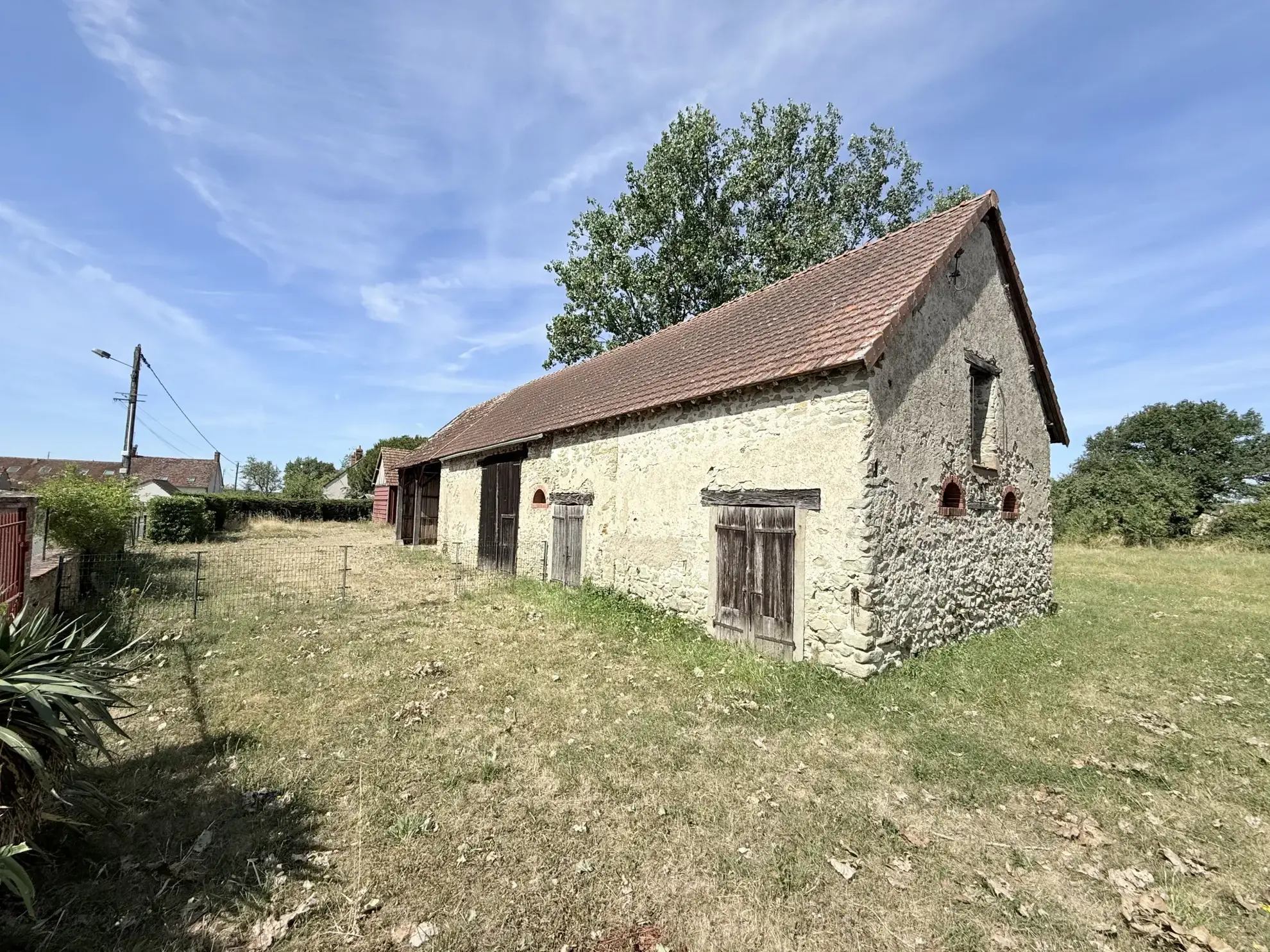 Ancien corps de ferme à rénover près de Vierzon, 166 m² habitables 