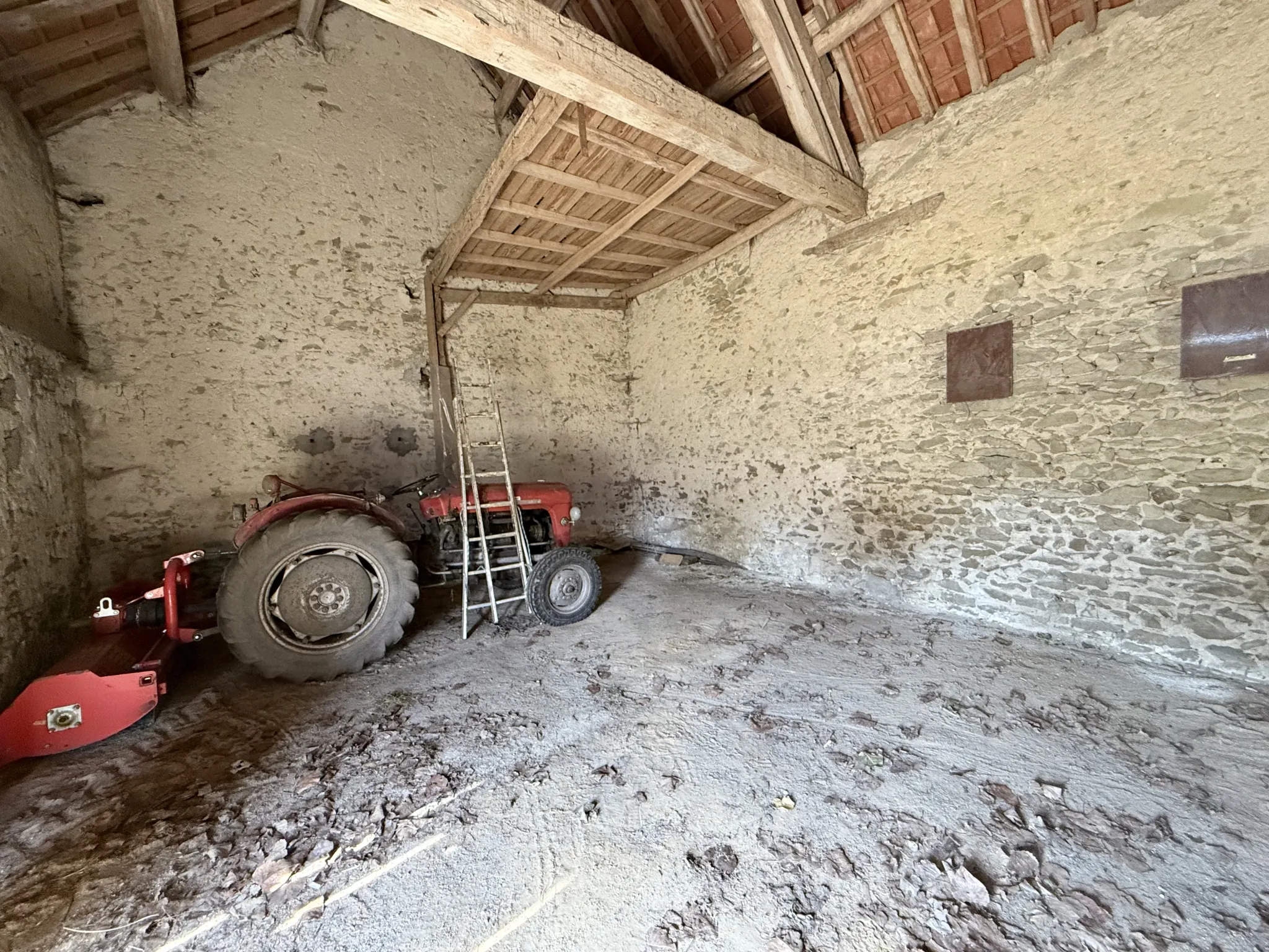 Ancien corps de ferme à rénover près de Vierzon, 166 m² habitables 