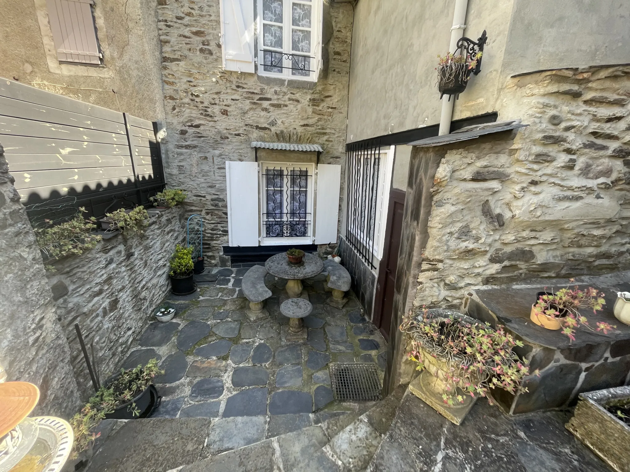 Ensemble immobilier de 4 appartements F3 avec cour et terrain dans les Cévennes