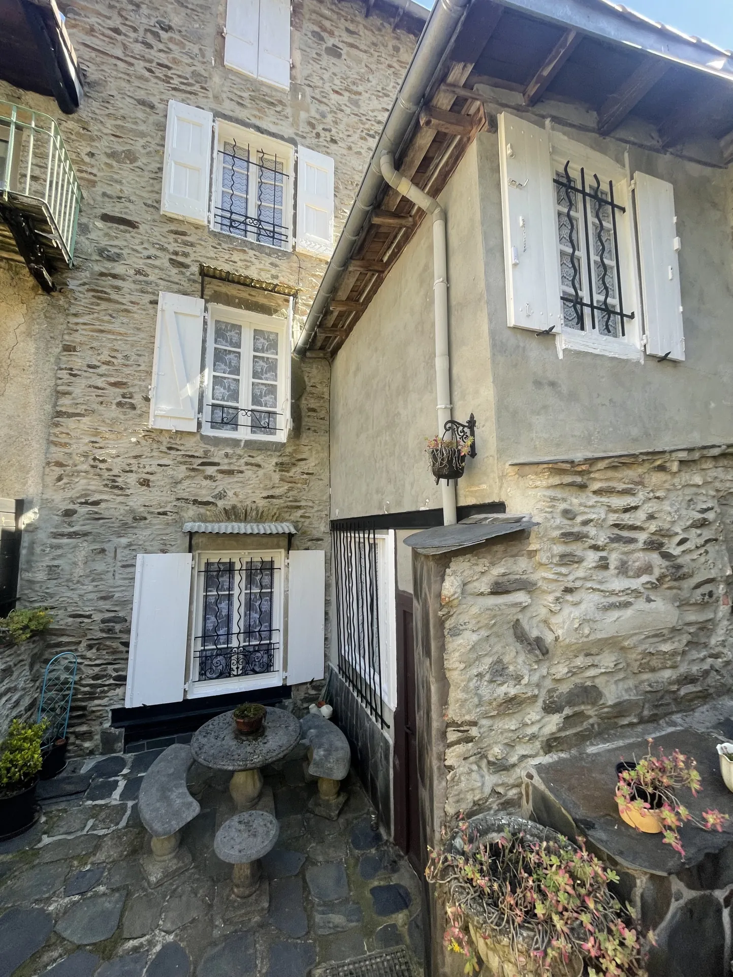 Ensemble immobilier de 4 appartements F3 avec cour et terrain dans les Cévennes 