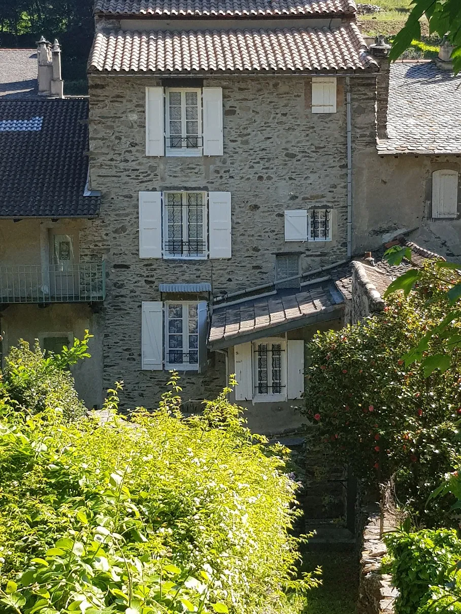 Ensemble immobilier de 4 appartements F3 avec cour et terrain dans les Cévennes 
