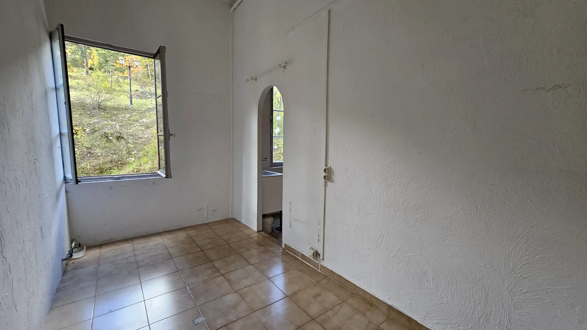 Appartement à rénover avec 3 chambres et balcon à Thorenc 