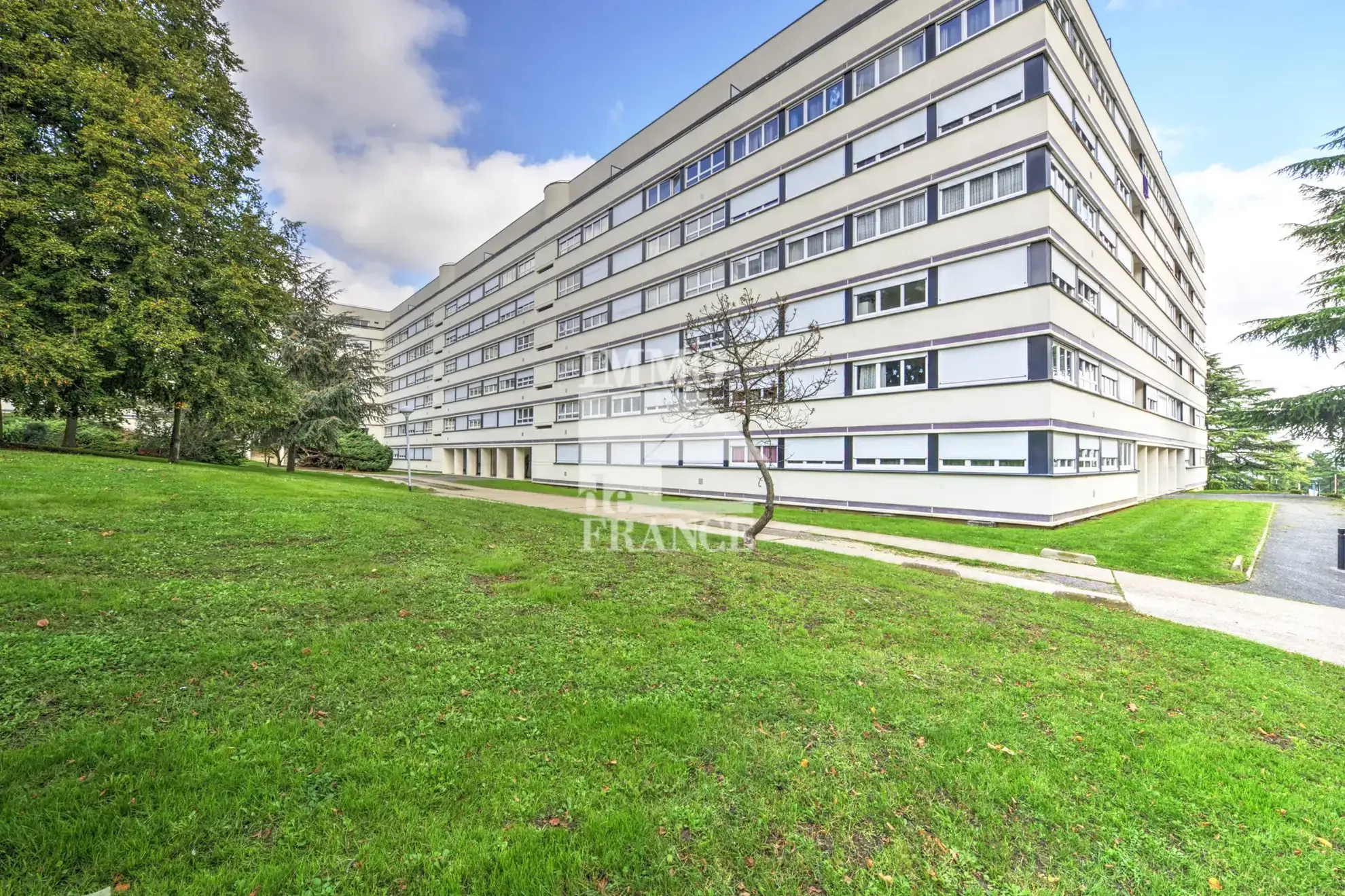 Appartement familial de 100,50 m² à Pontoise avec 4 chambres et double séjour 