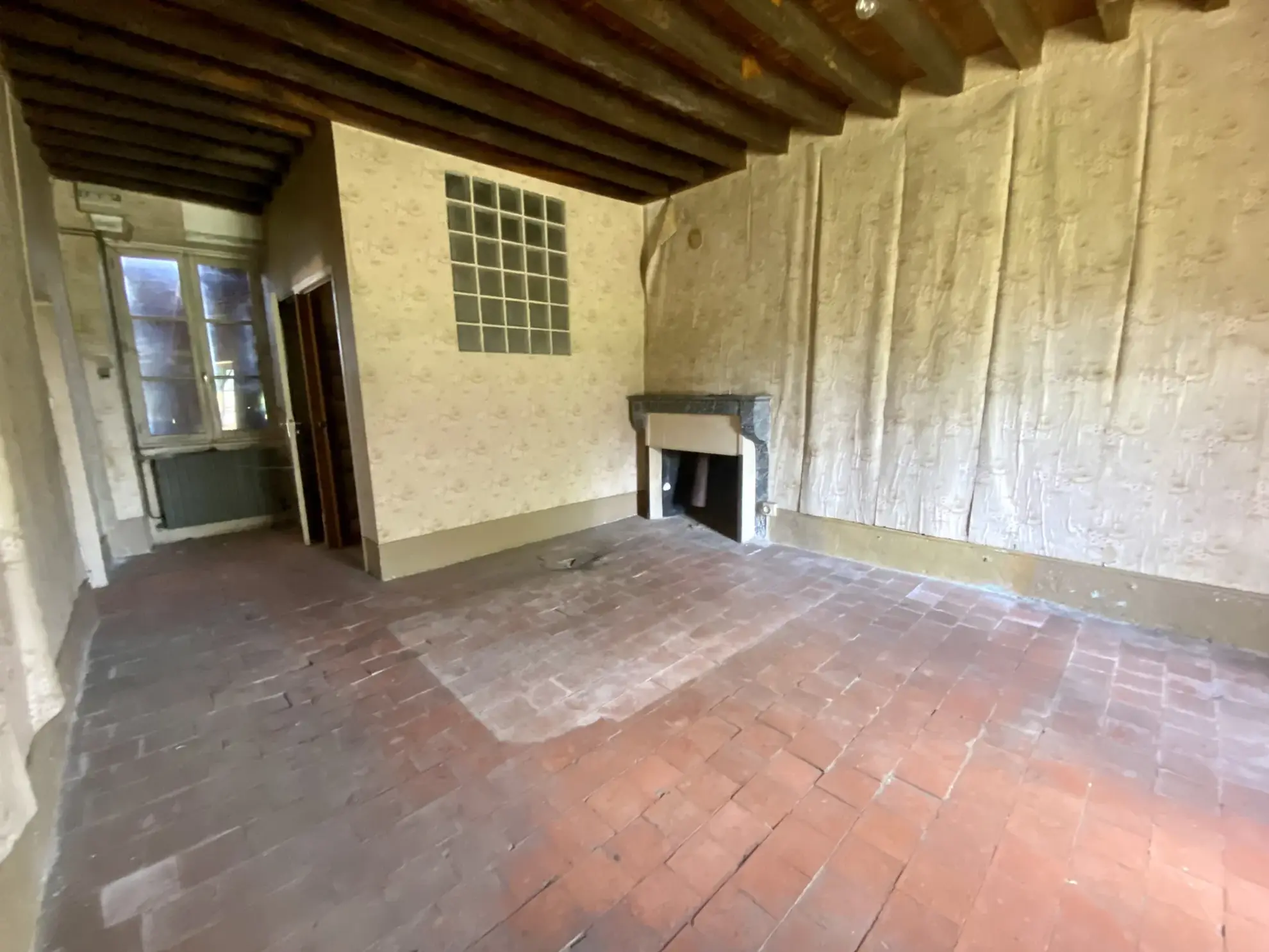 Fermette authentique à Lurcy-le-Bourg avec potentiel et vue panoramique 