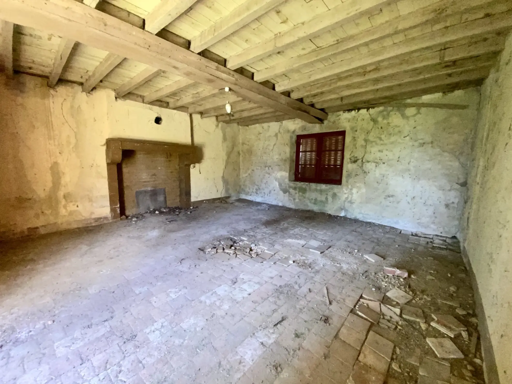 Fermette authentique à Lurcy-le-Bourg avec potentiel et vue panoramique 