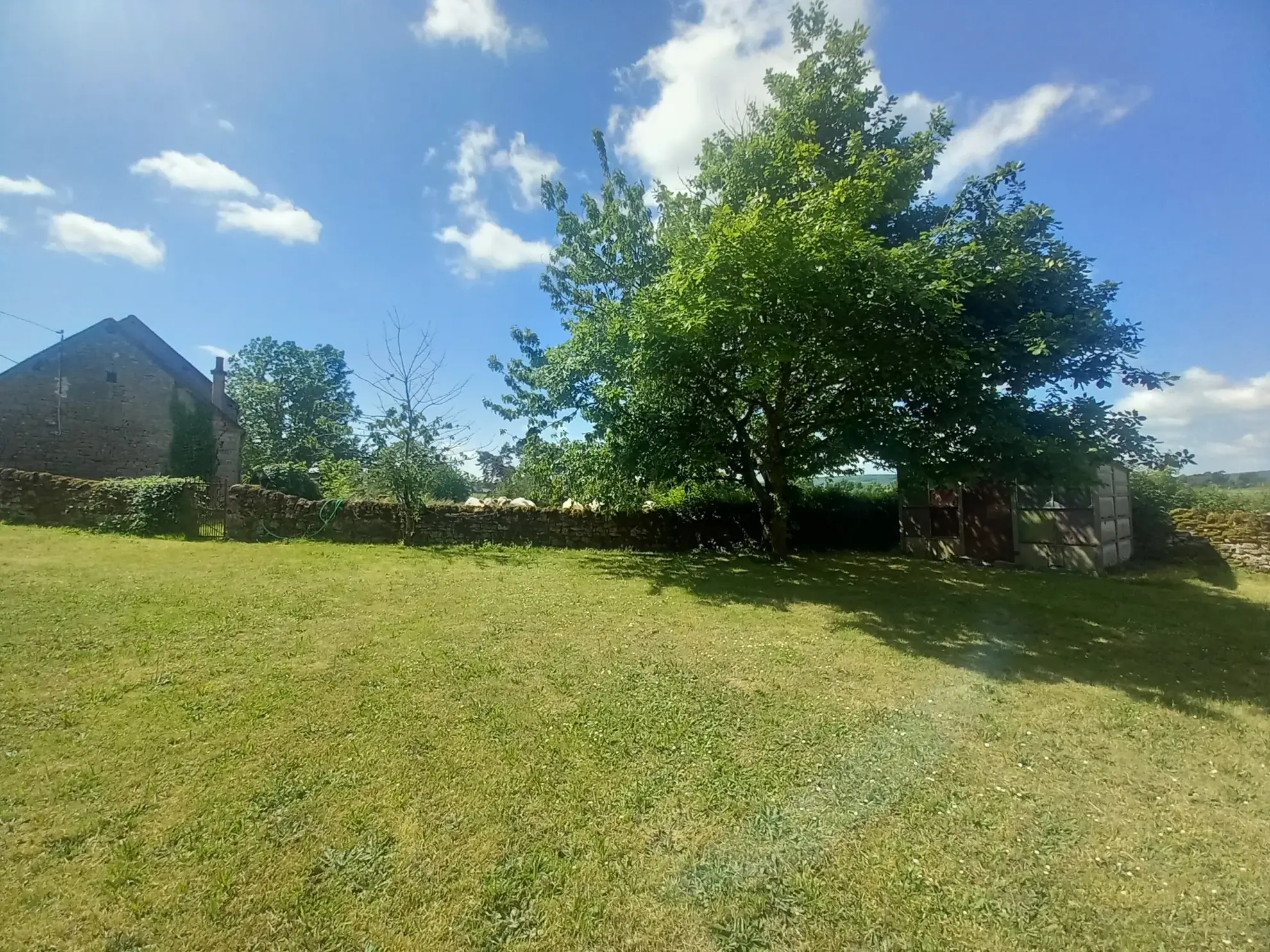 Fermette authentique à Lurcy-le-Bourg avec potentiel et vue panoramique 