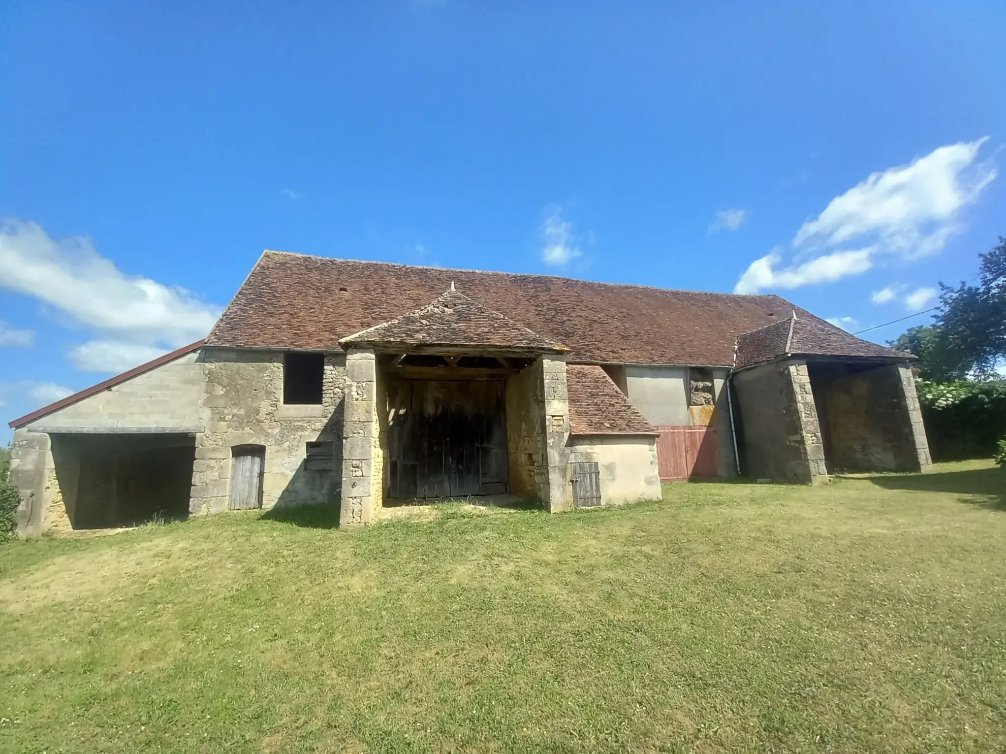 Fermette authentique à Lurcy-le-Bourg avec potentiel et vue panoramique 