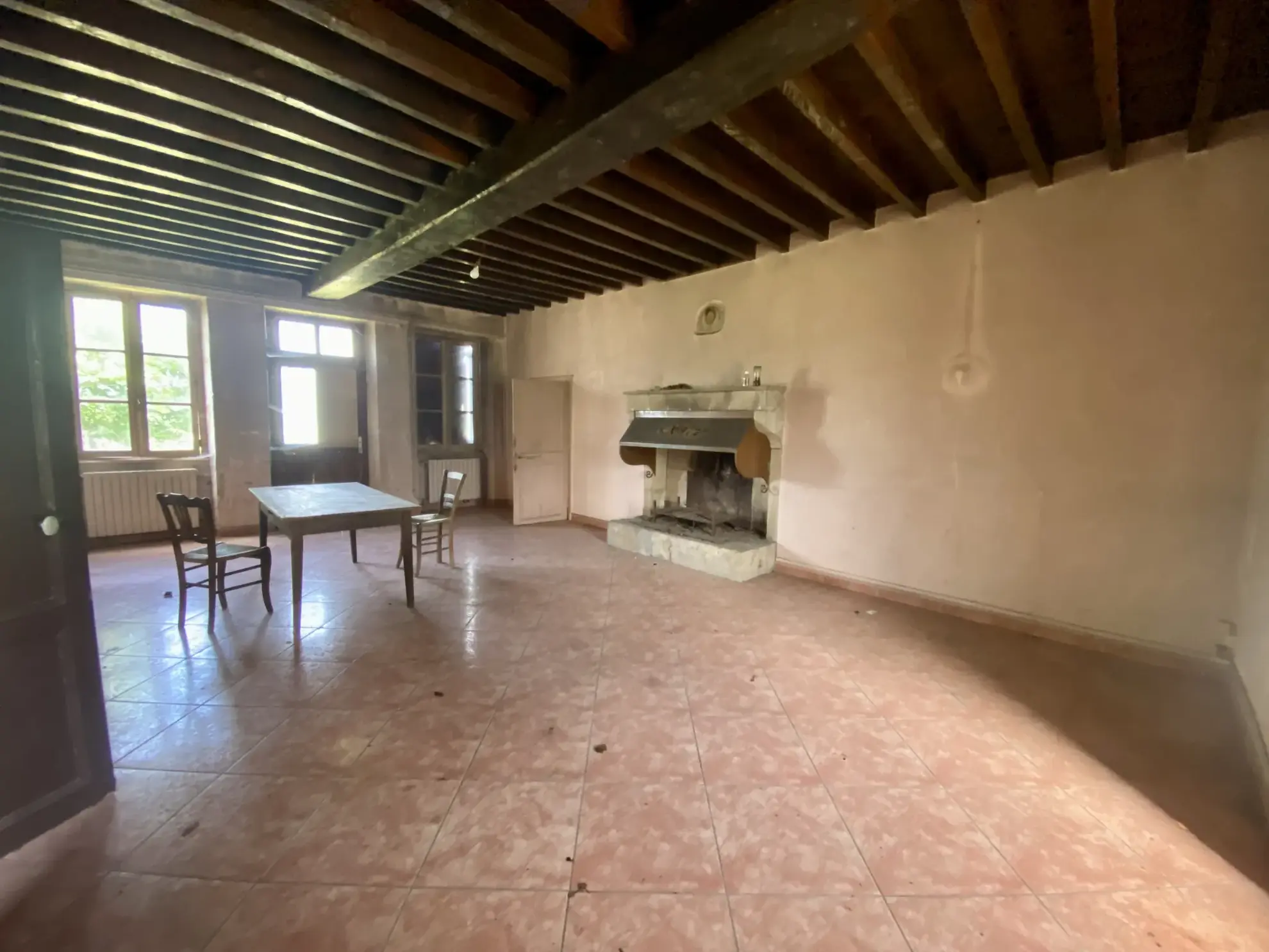 Fermette authentique à Lurcy-le-Bourg avec potentiel et vue panoramique 