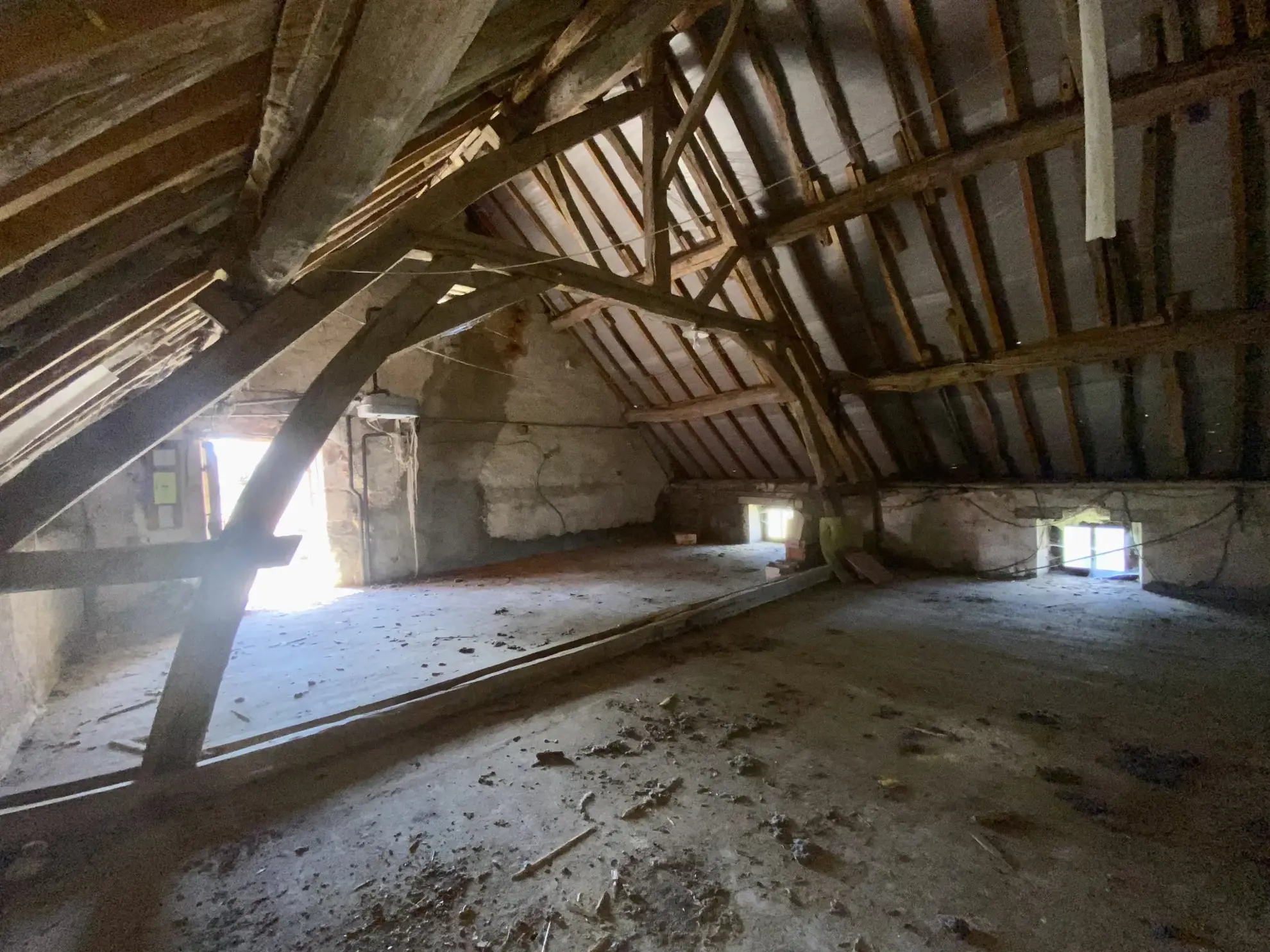 Fermette authentique à Lurcy-le-Bourg avec potentiel et vue panoramique 