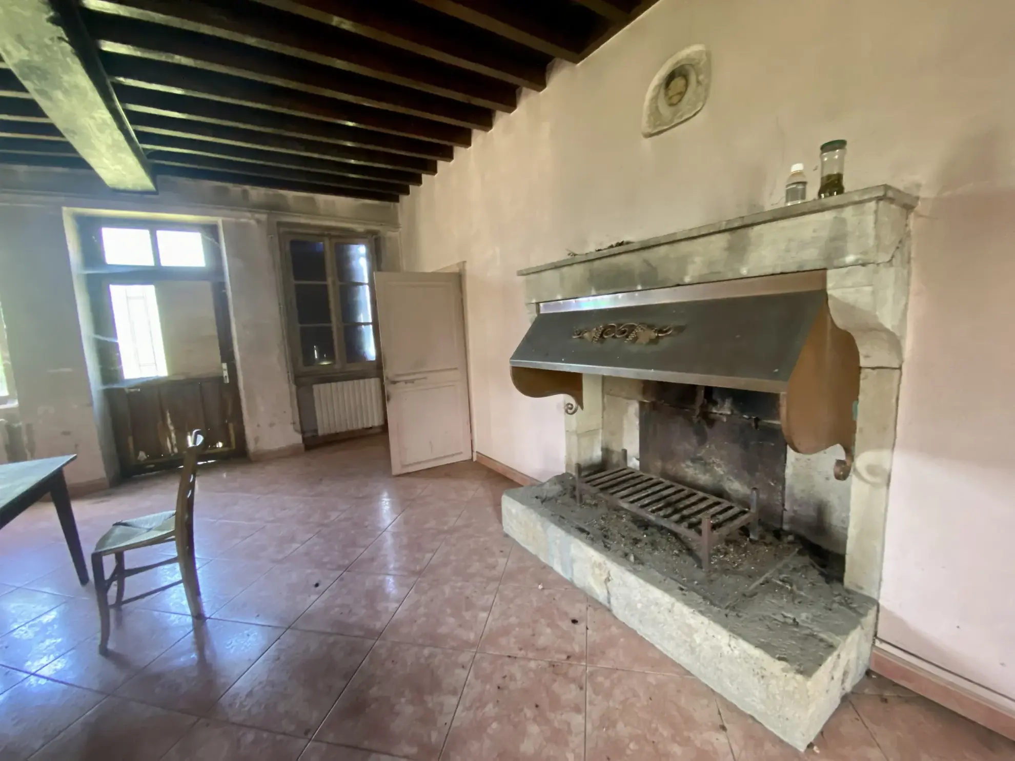 Fermette authentique à Lurcy-le-Bourg avec potentiel et vue panoramique 