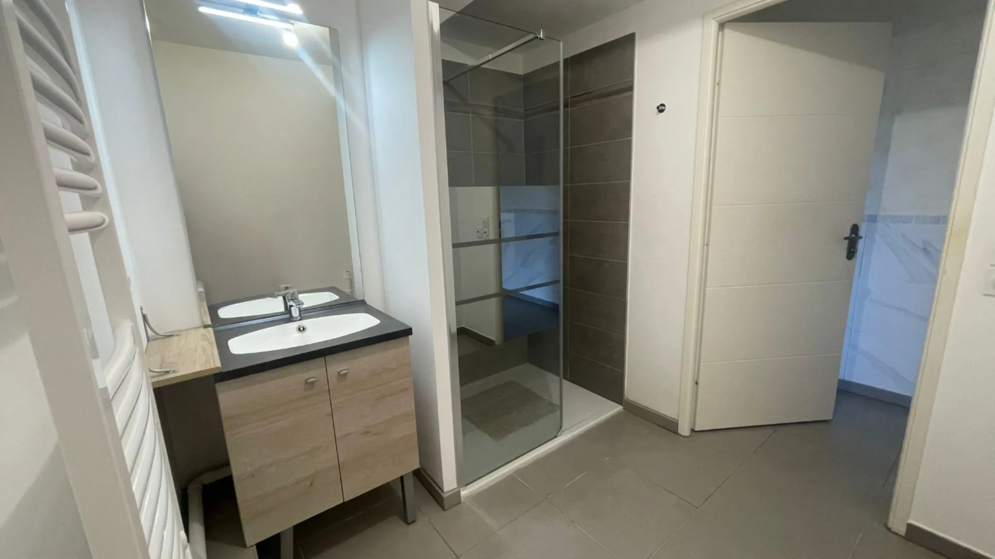 Appartement T3 moderne de 58,75 m² à Martigues, résidence sécurisée et parking 