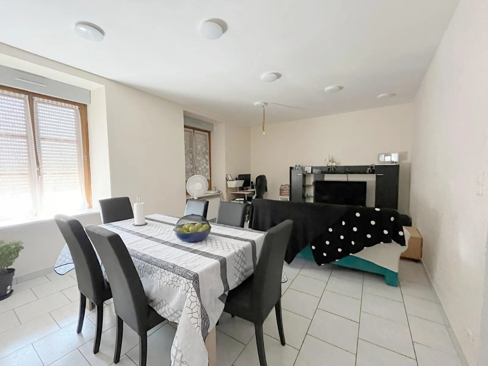 Appartement F3 rénové à Montbéliard avec cour intérieure et espace vert