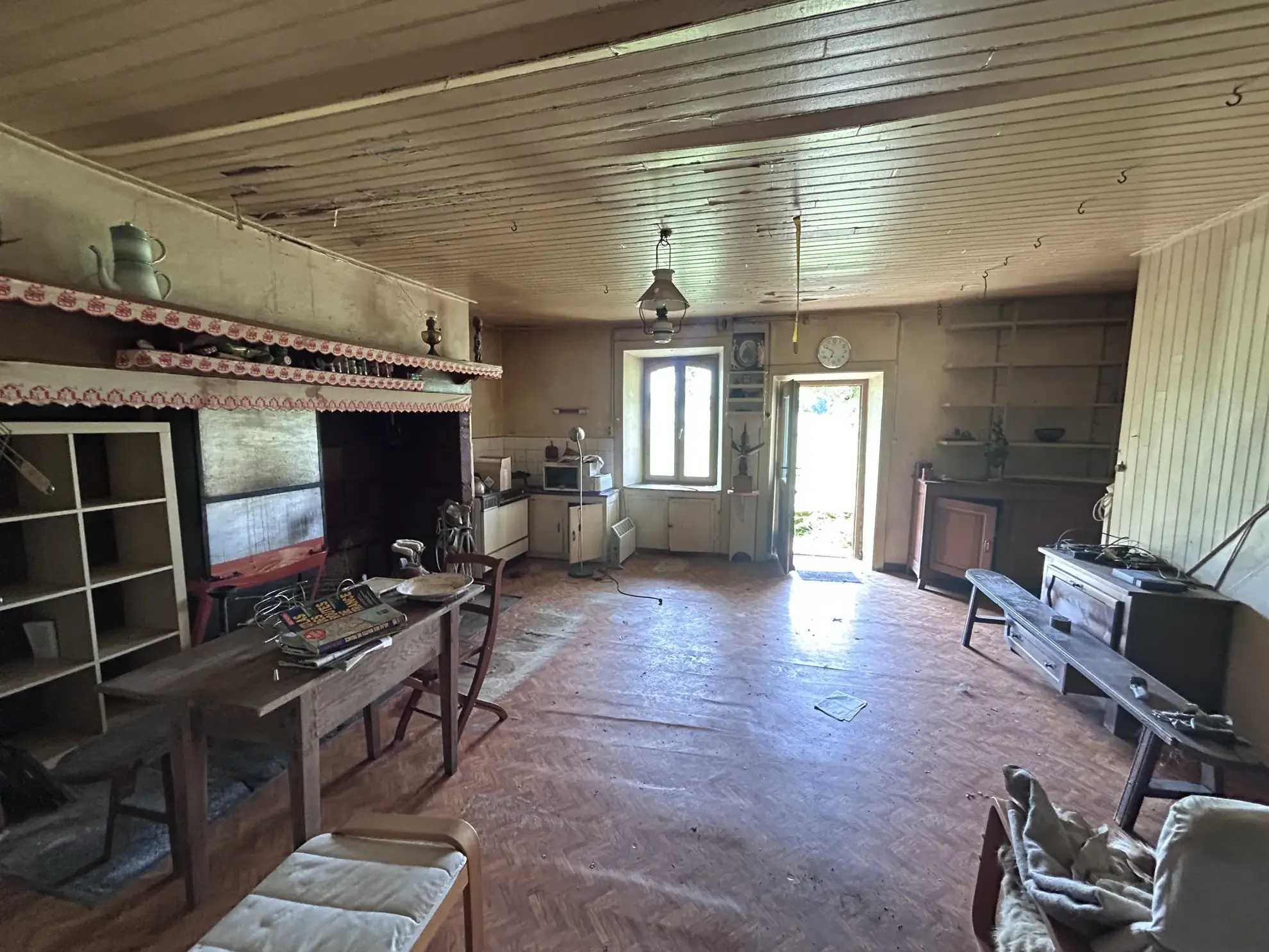 Charmante maison en pierre à Goulles avec dépendances et jardin à rénover 