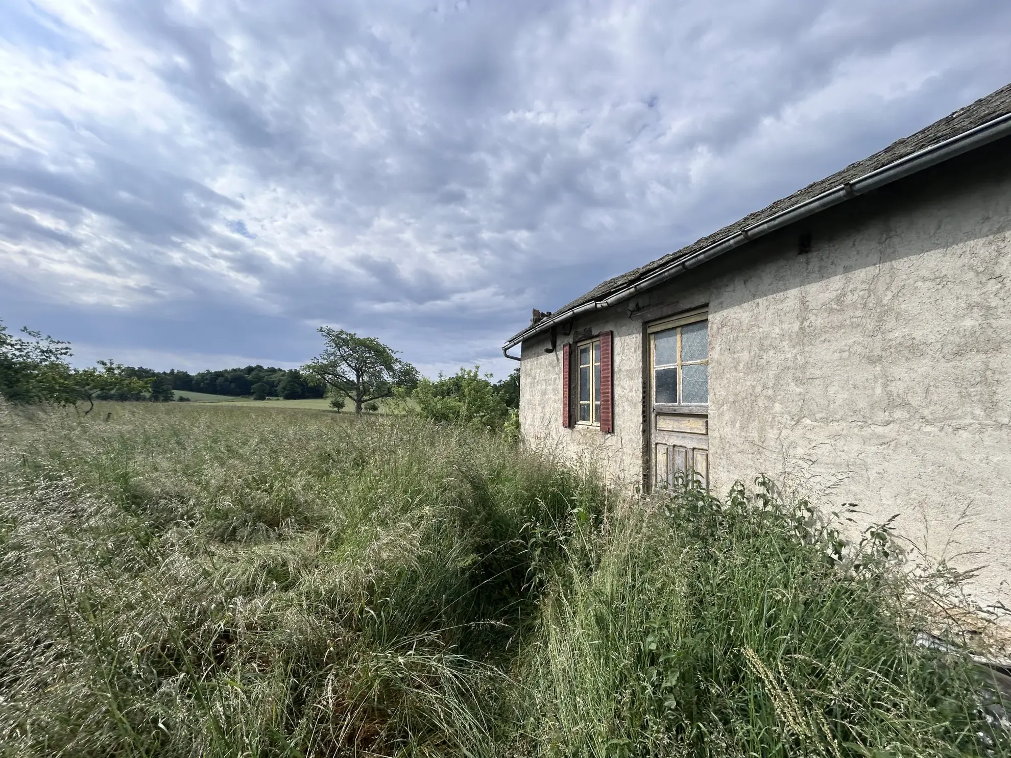 Charmante maison en pierre à Goulles avec dépendances et jardin à rénover 