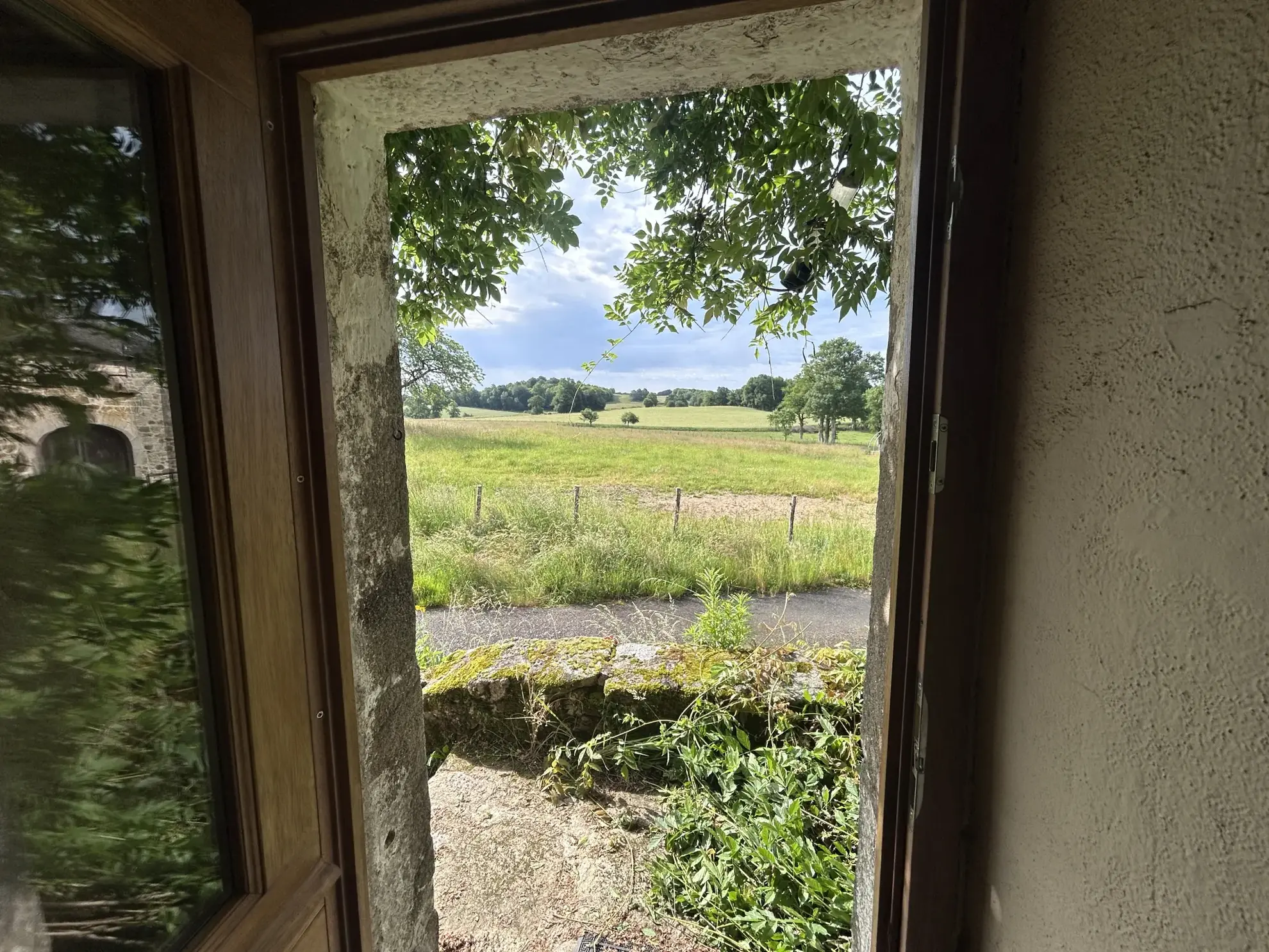 Charmante maison en pierre à Goulles avec dépendances et jardin à rénover 