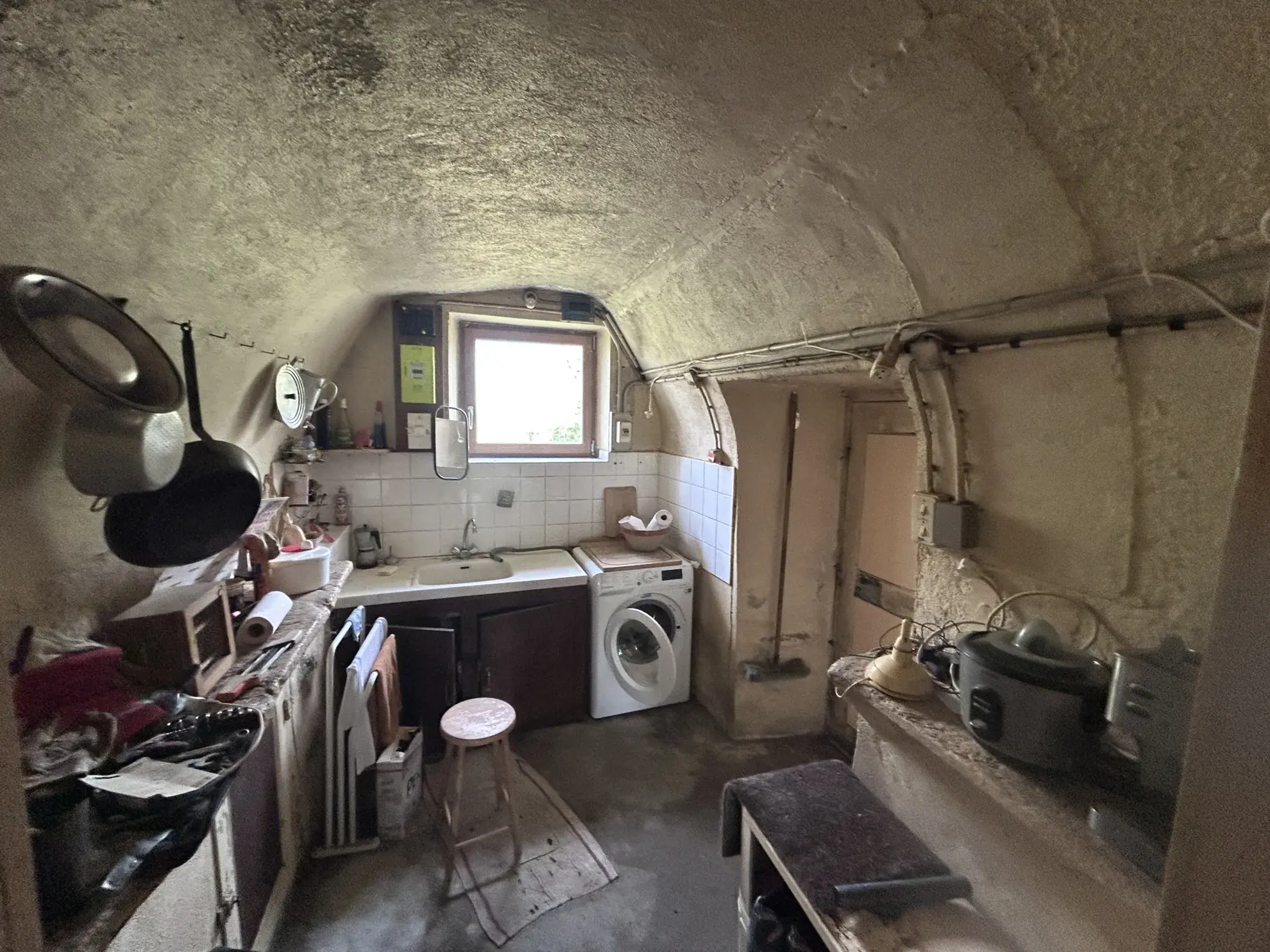 Charmante maison en pierre à Goulles avec dépendances et jardin à rénover 