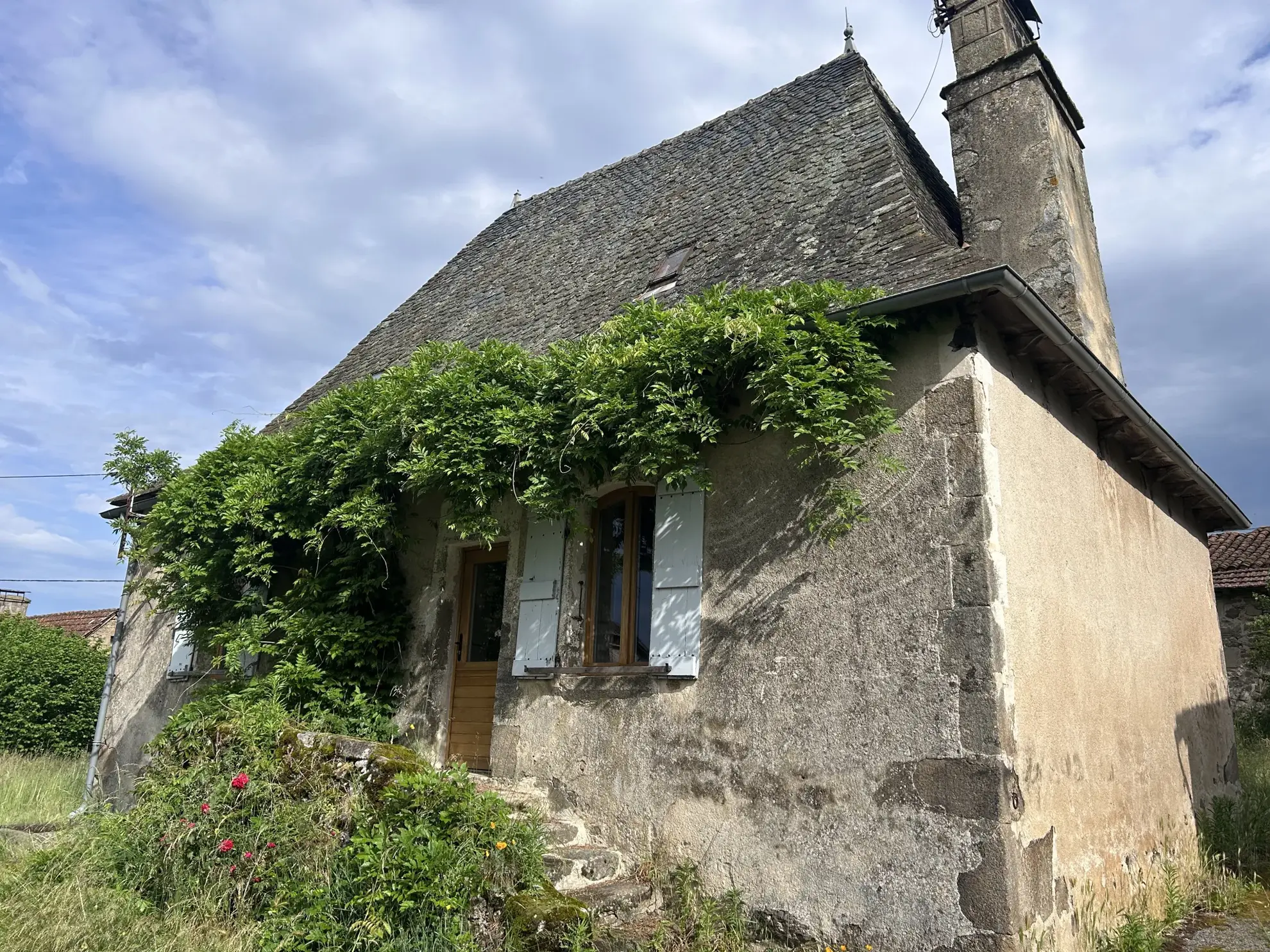 Charmante maison en pierre à Goulles avec dépendances et jardin à rénover