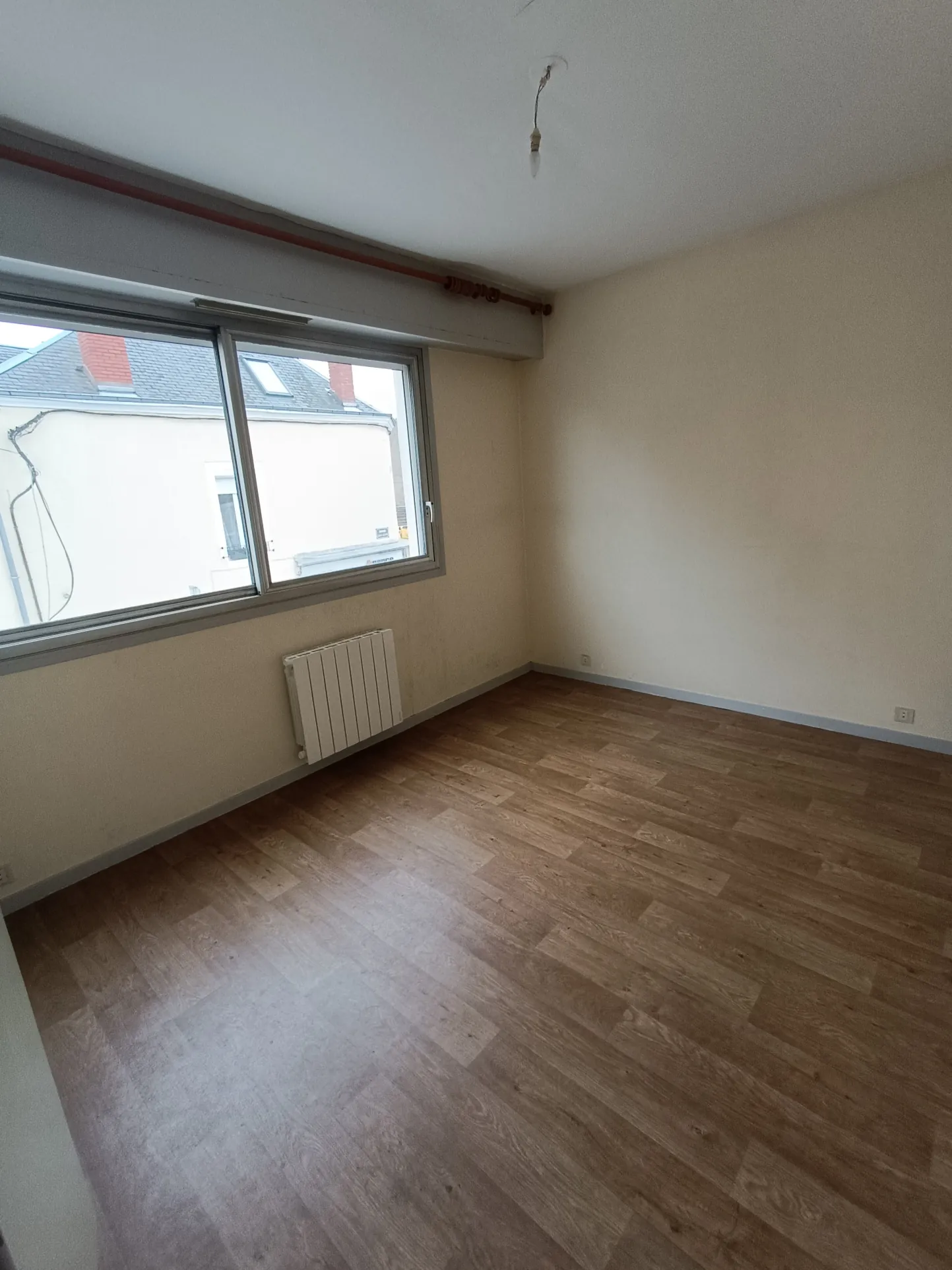 Appartement F3 à Vierzon en centre-ville avec balcon, cave et parking 