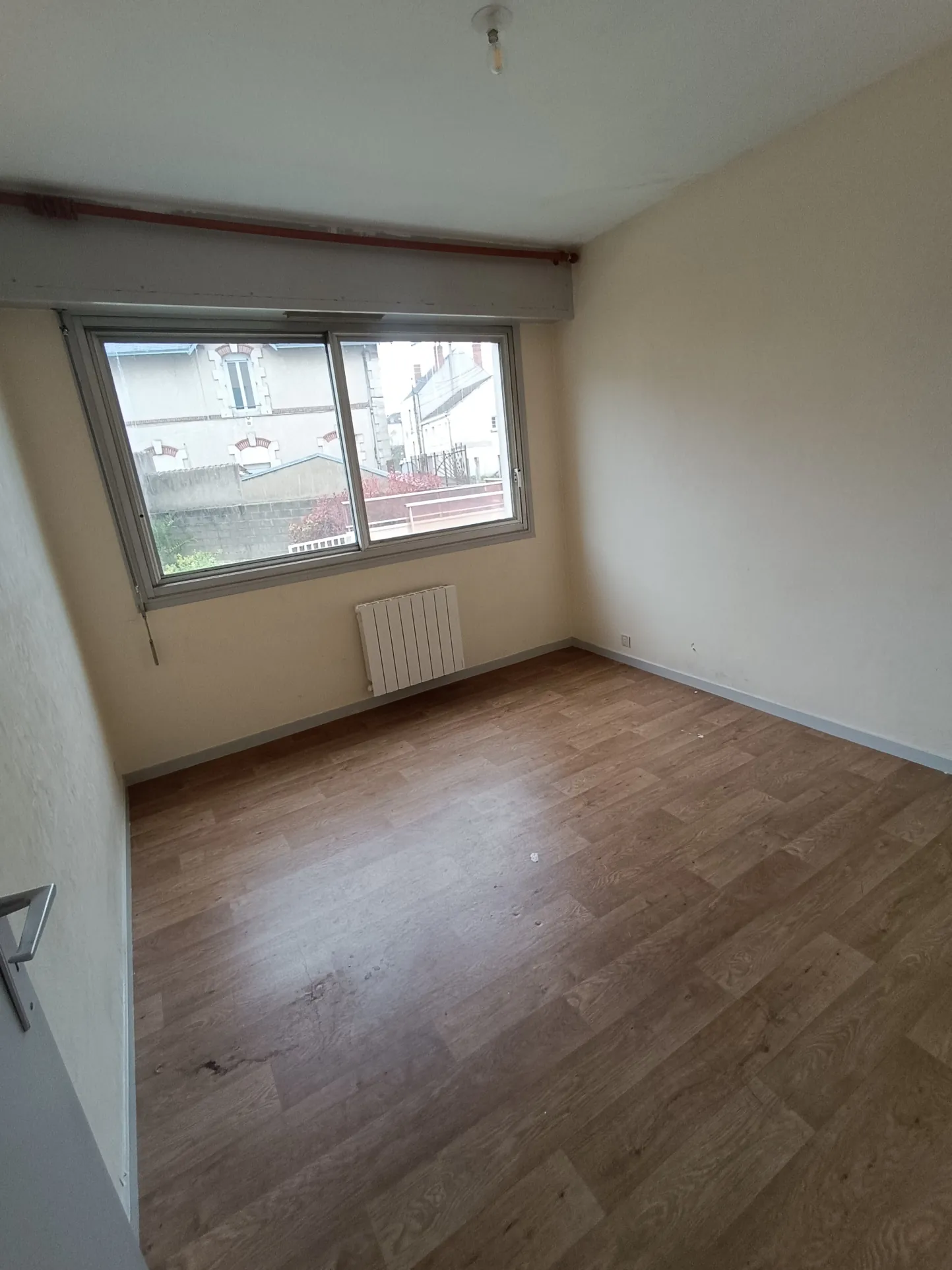 Appartement F3 à Vierzon en centre-ville avec balcon, cave et parking 